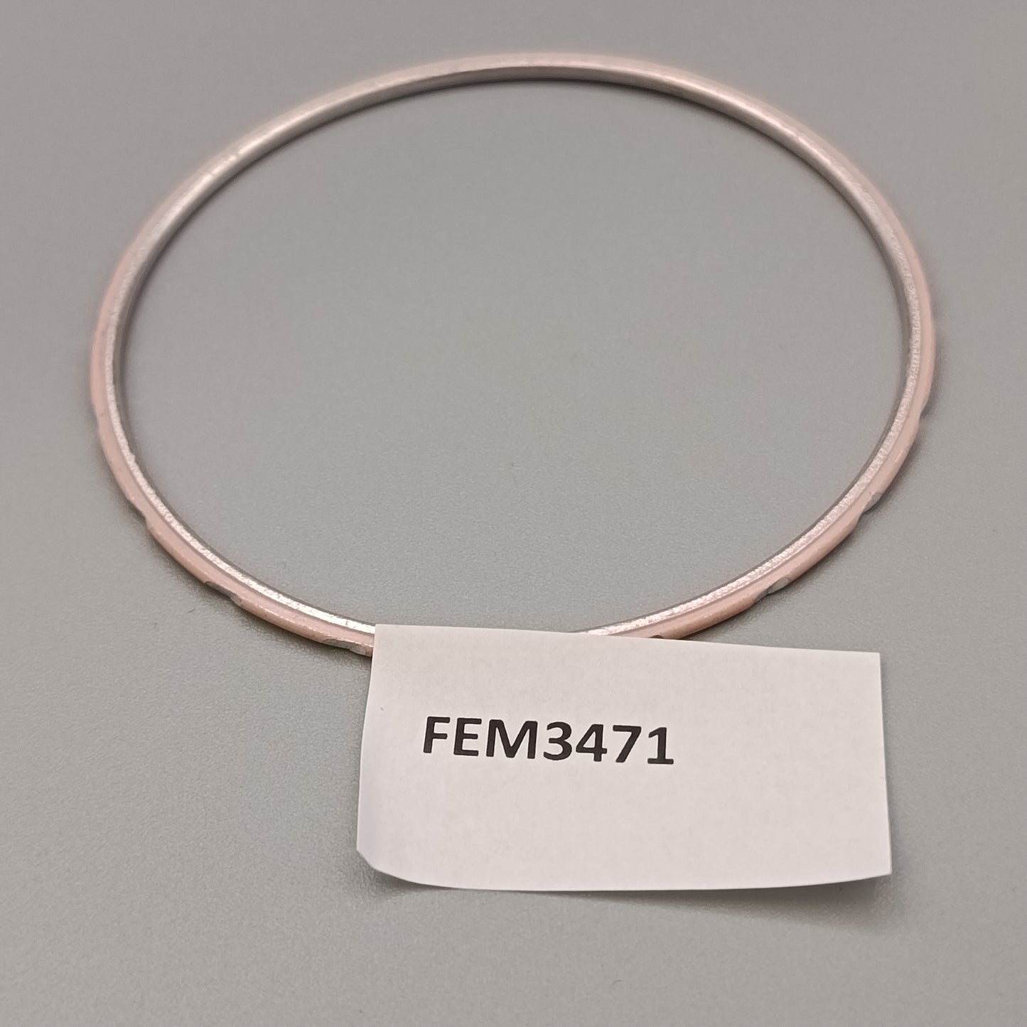 Eleganter Armreif – Zartes Design in Rosa und Silberoptik