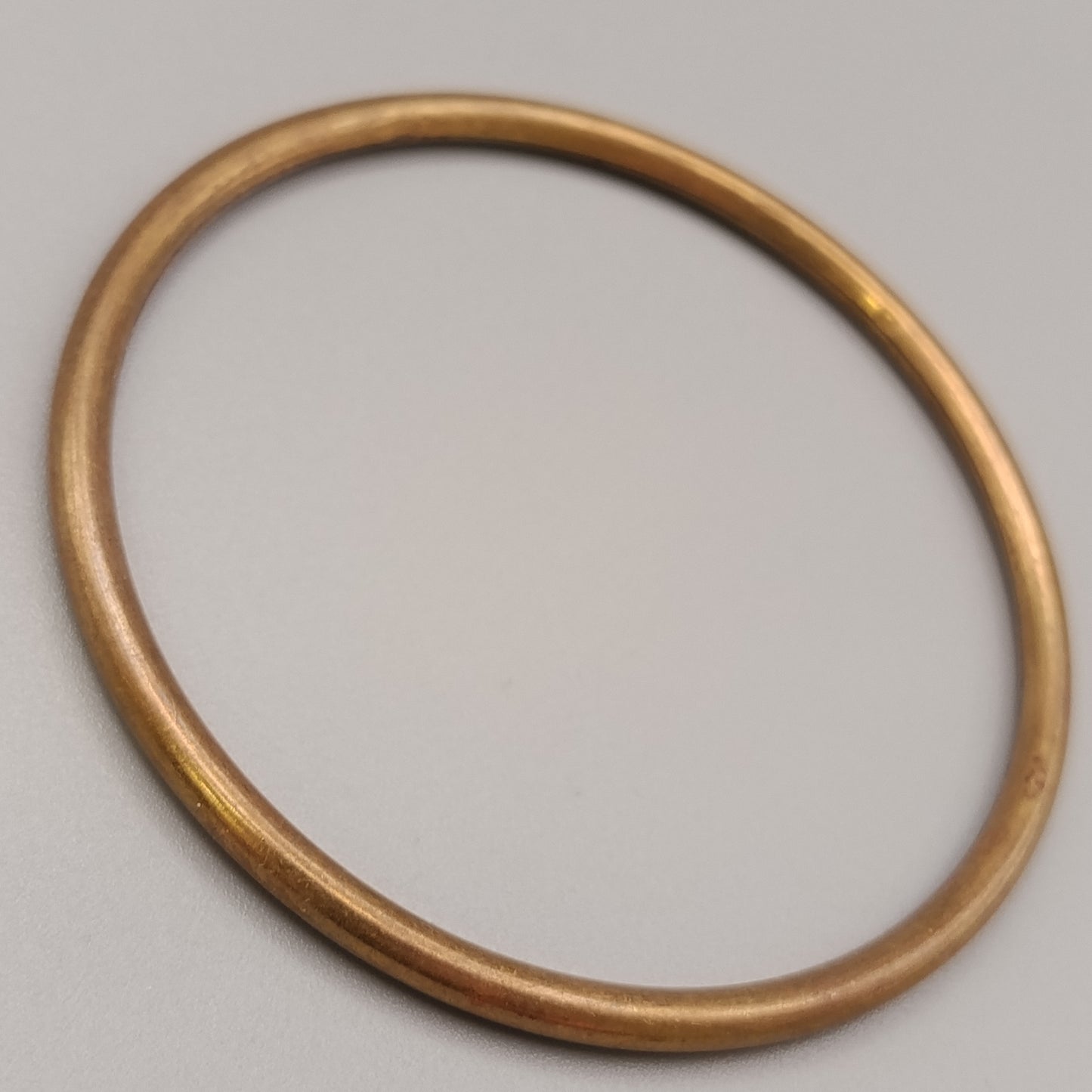 Eleganter Armreif – Klassisches Design in Goldoptik