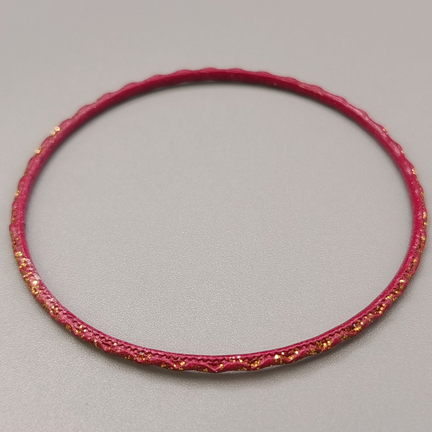 Eleganter Armreif – Stilvolles Design in Pink und Gold