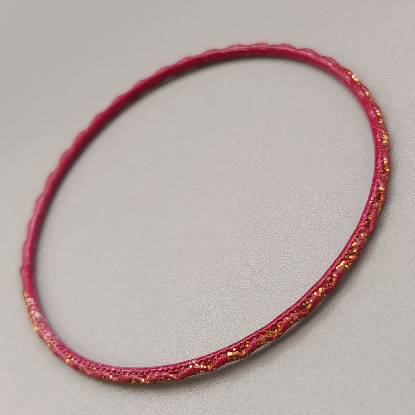 Eleganter Armreif – Stilvolles Design in Pink und Gold