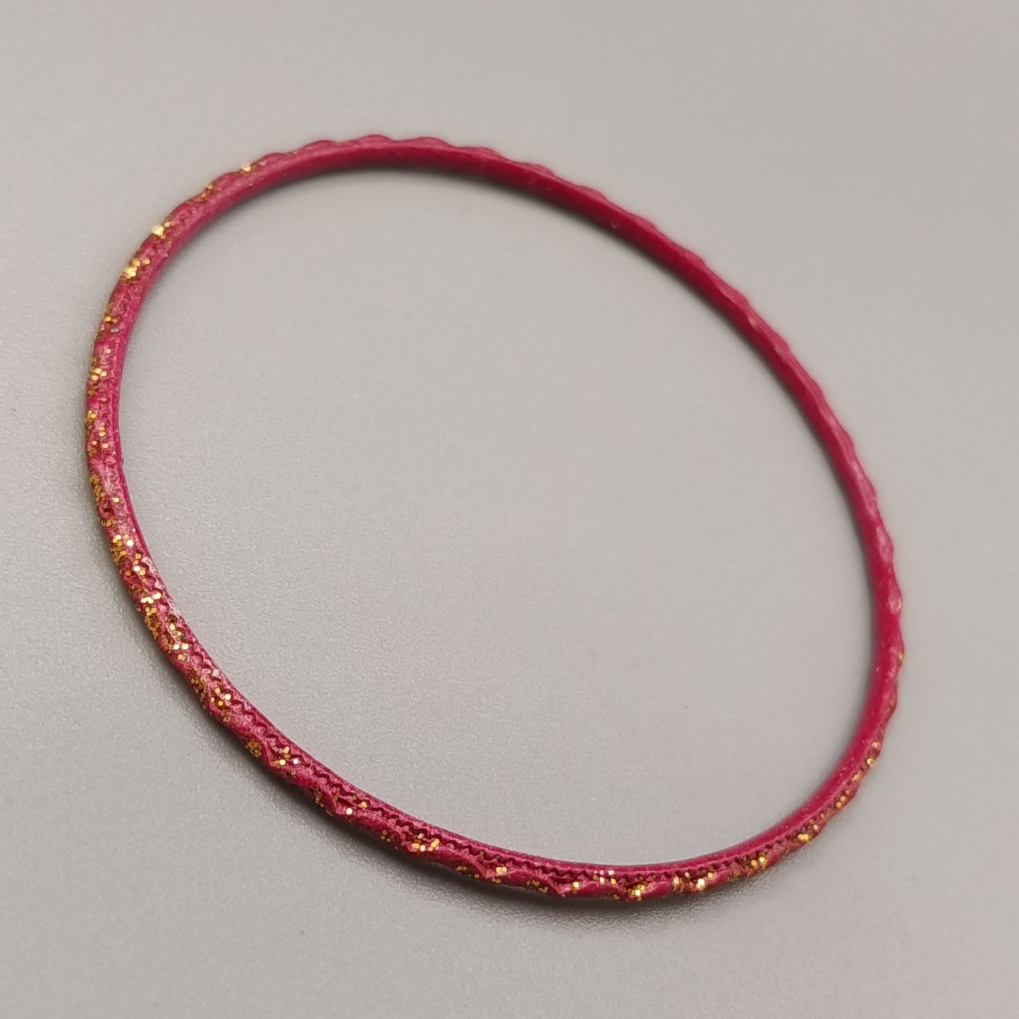 Eleganter Armreif – Stilvolles Design in Pink und Gold