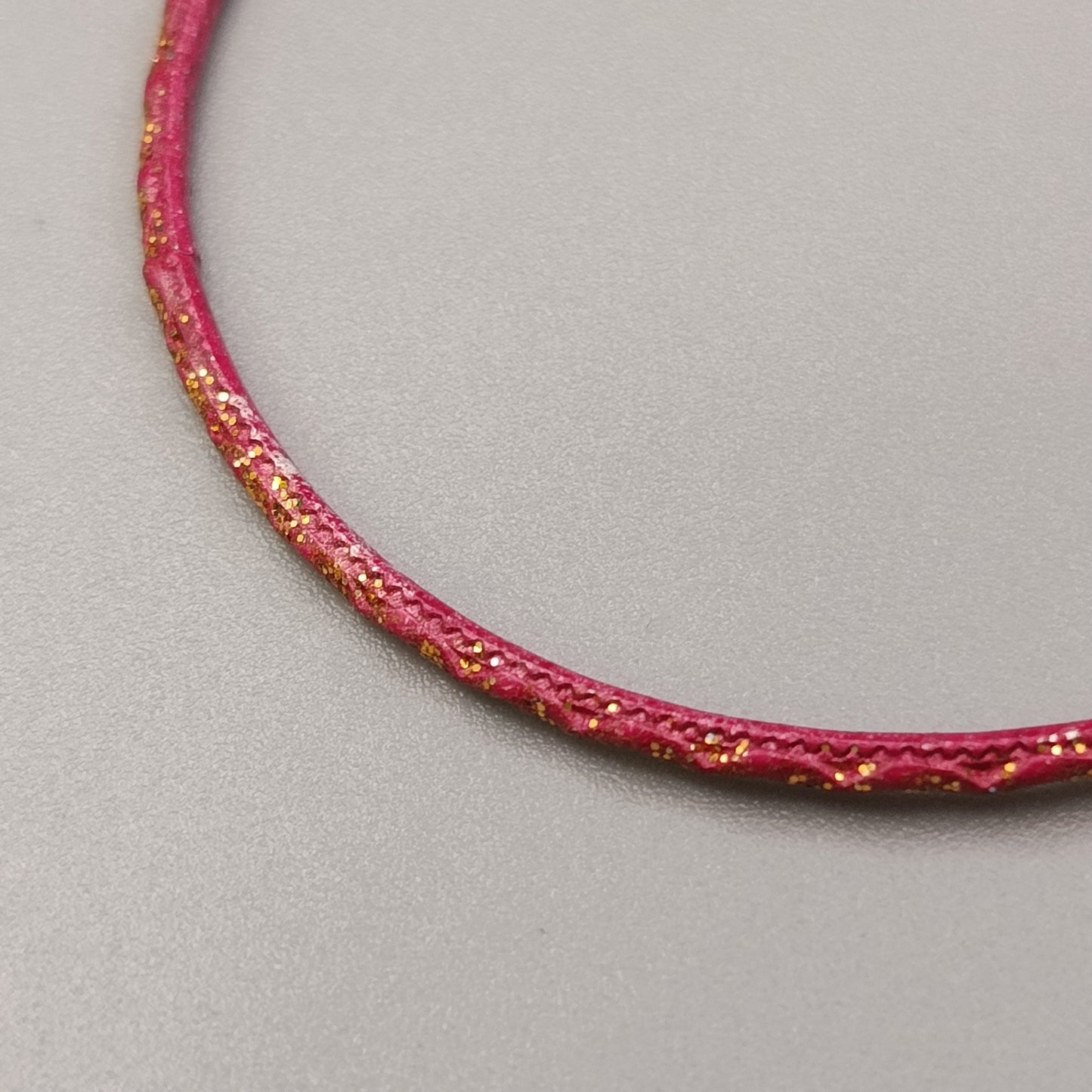 Eleganter Armreif – Stilvolles Design in Pink und Gold