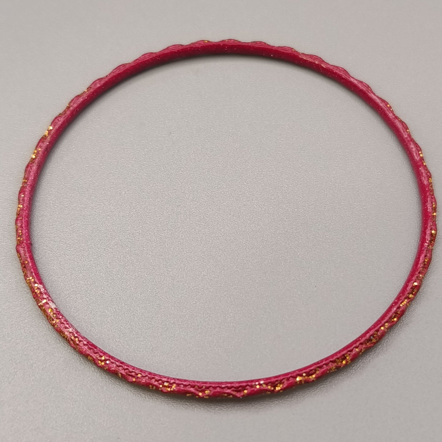 Eleganter Armreif – Stilvolles Design in Pink und Gold