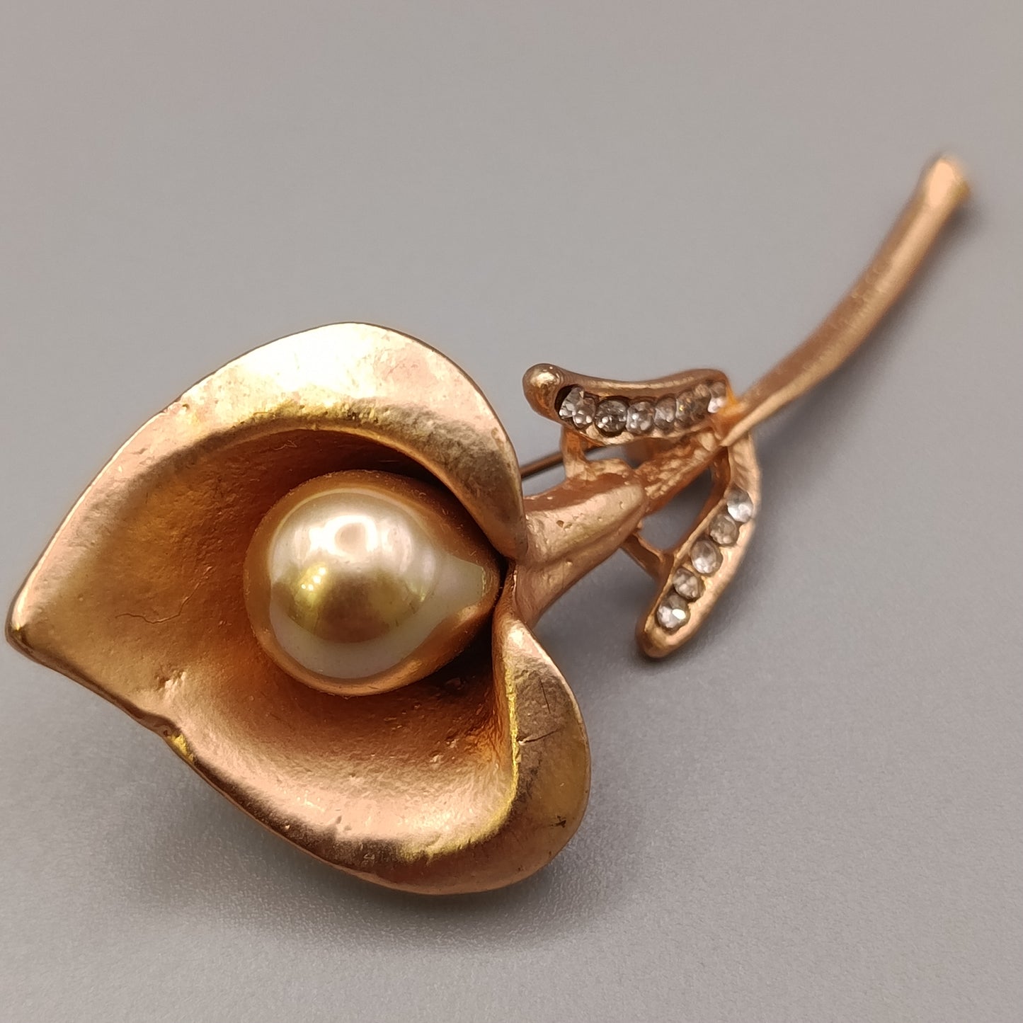 Elegante Vintage Brosche – Calla Blüte Design in Goldoptik