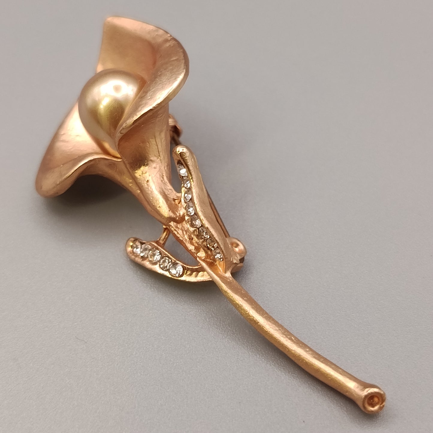 Elegante Vintage Brosche – Calla Blüte Design in Goldoptik