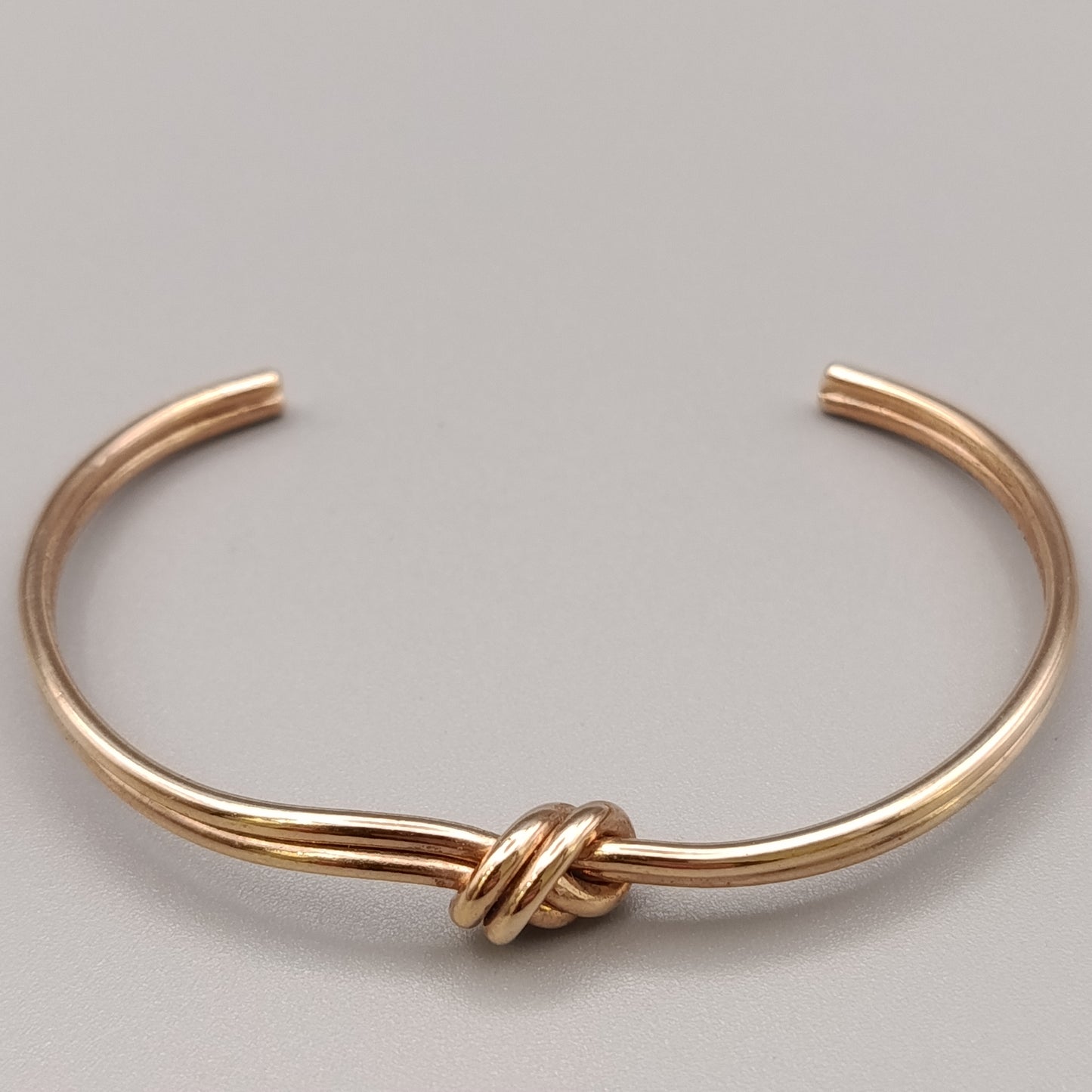 Eleganter Armreif – Modernes Design mit Knotendetail