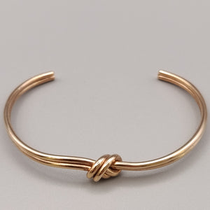 Eleganter Armreif – Modernes Design mit Knotendetail