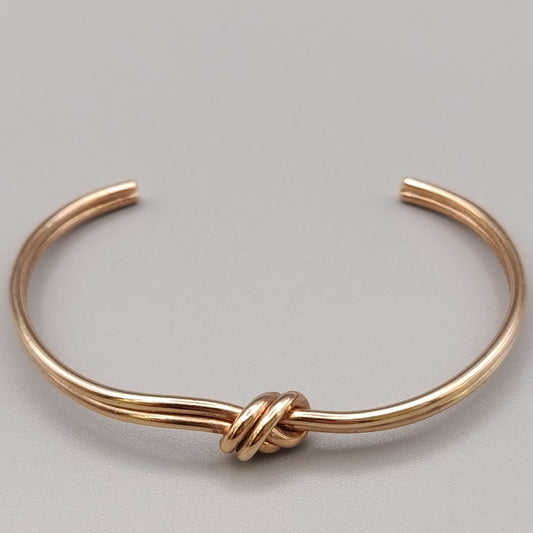 Eleganter Armreif – Modernes Design mit Knotendetail