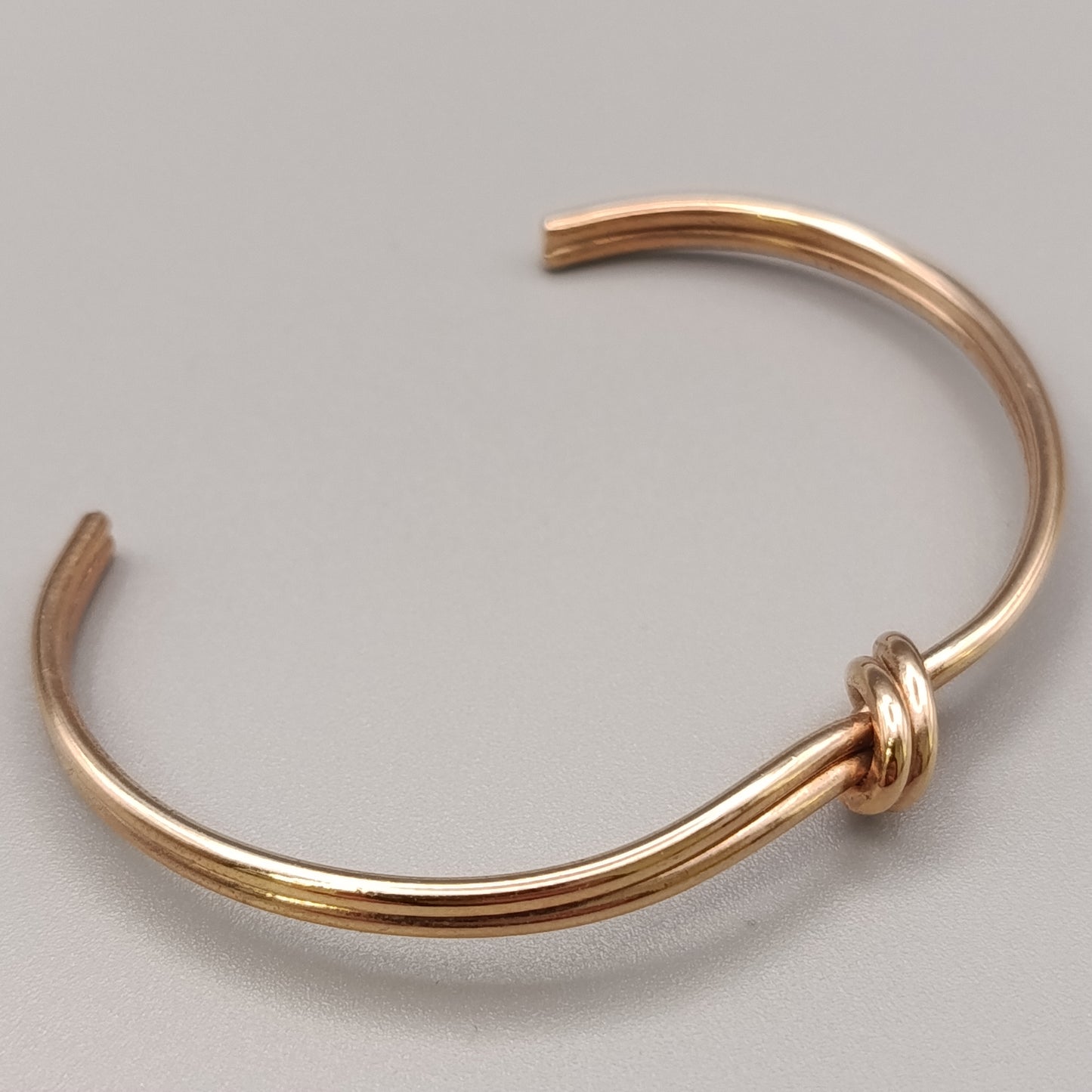 Eleganter Armreif – Modernes Design mit Knotendetail