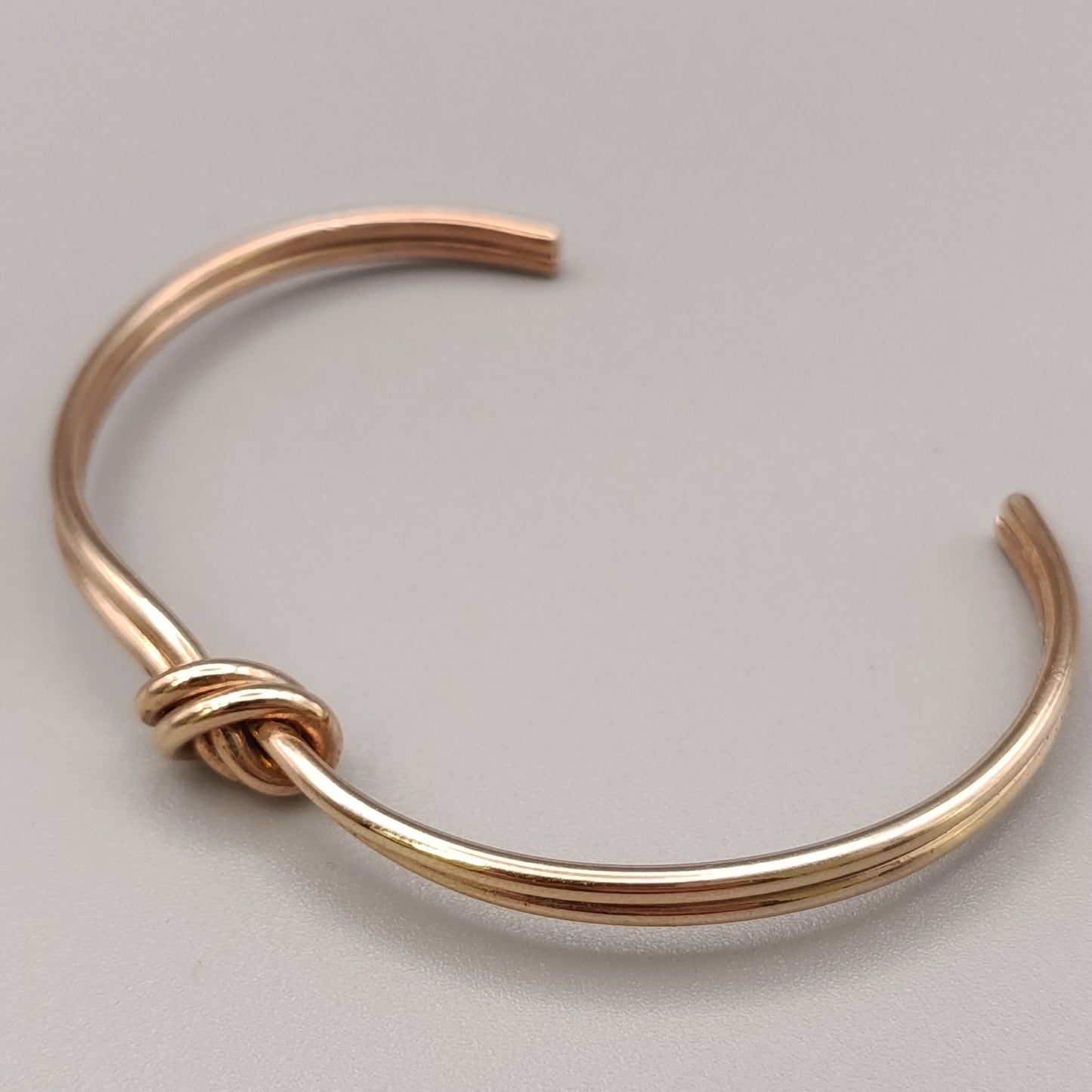 Eleganter Armreif – Modernes Design mit Knotendetail