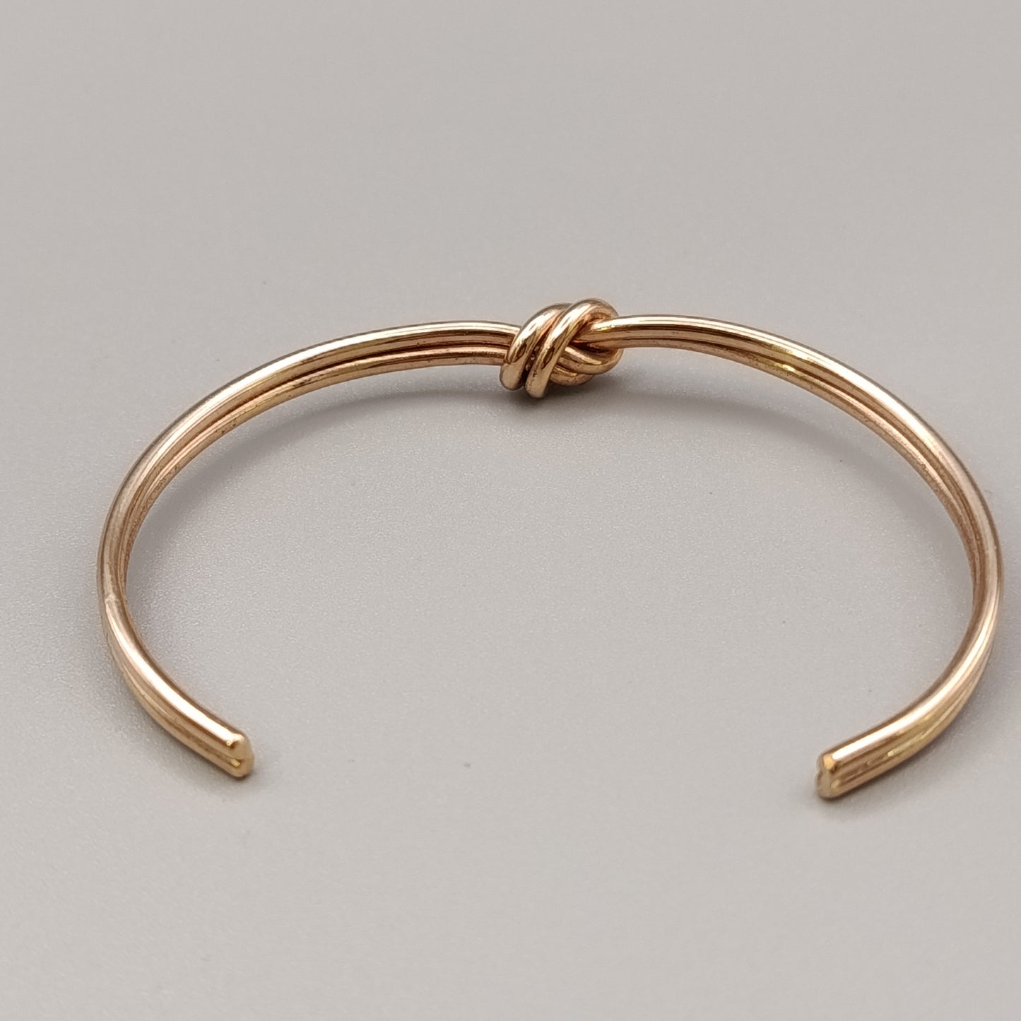 Eleganter Armreif – Modernes Design mit Knotendetail