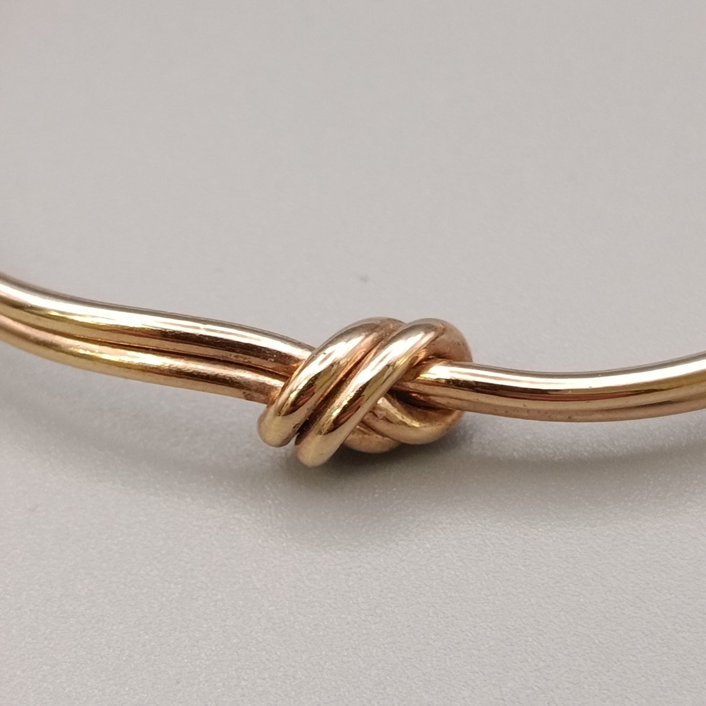 Eleganter Armreif – Modernes Design mit Knotendetail