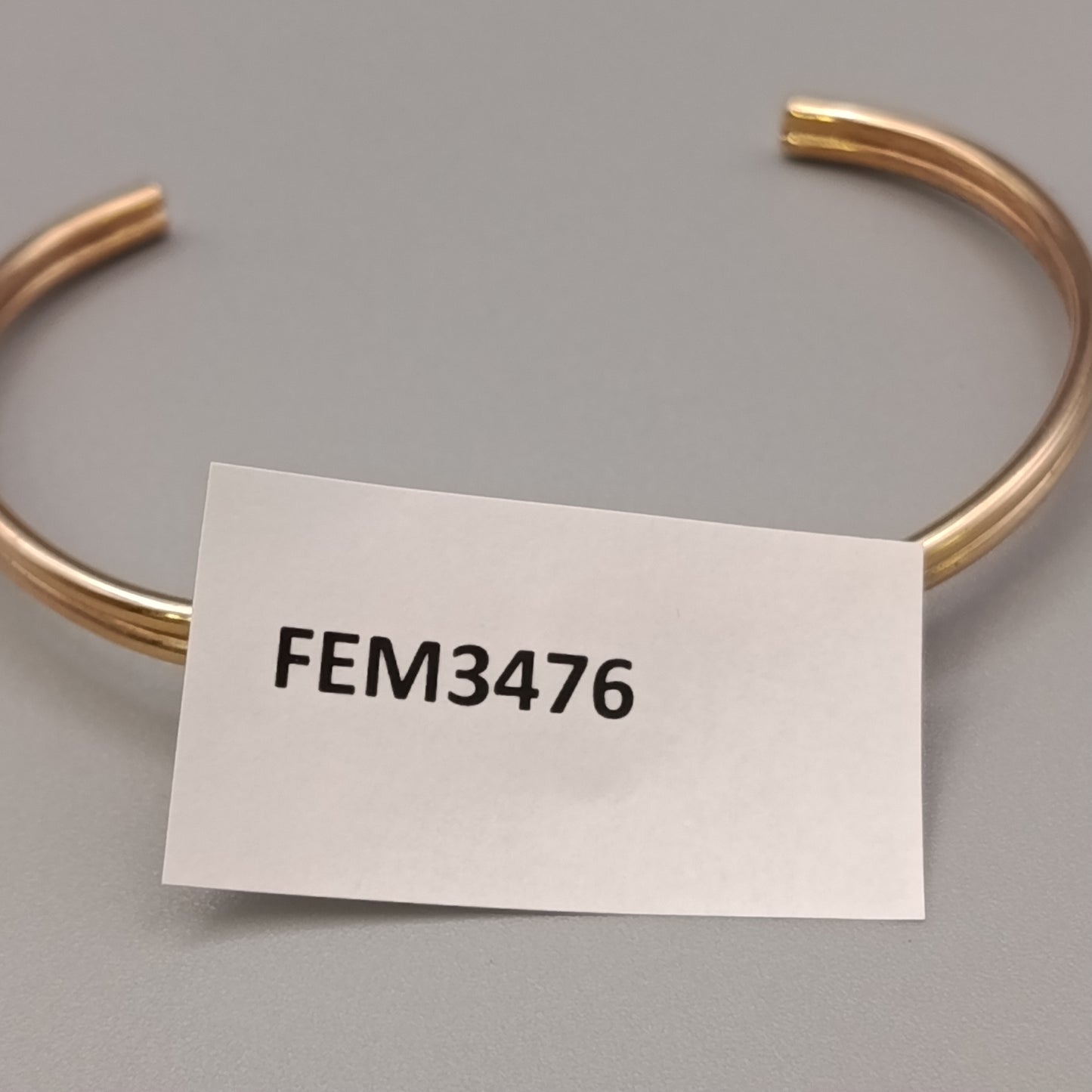 Eleganter Armreif – Modernes Design mit Knotendetail