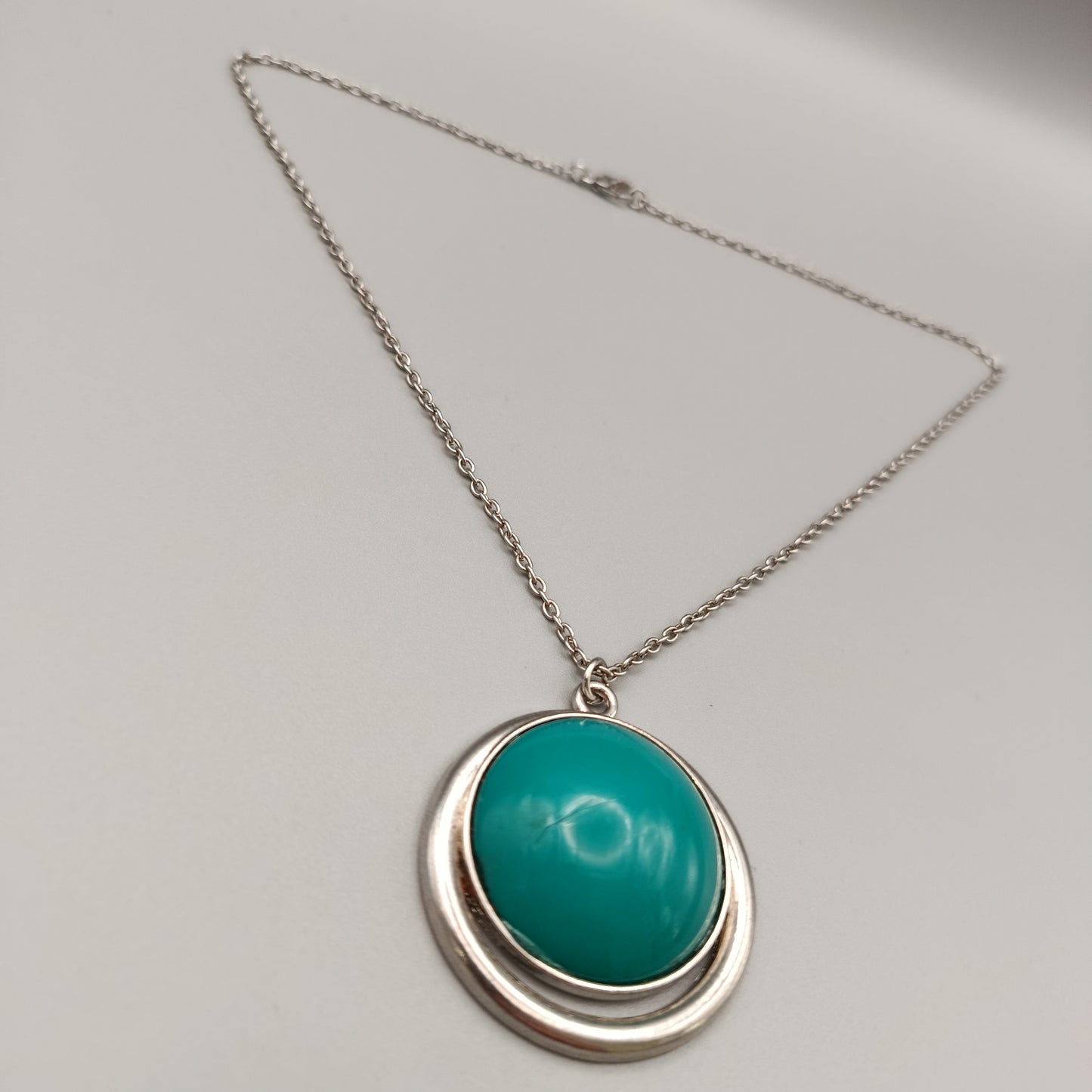 Elegante Halskette mit auffälligem türkisen Anhänger in Silberoptik