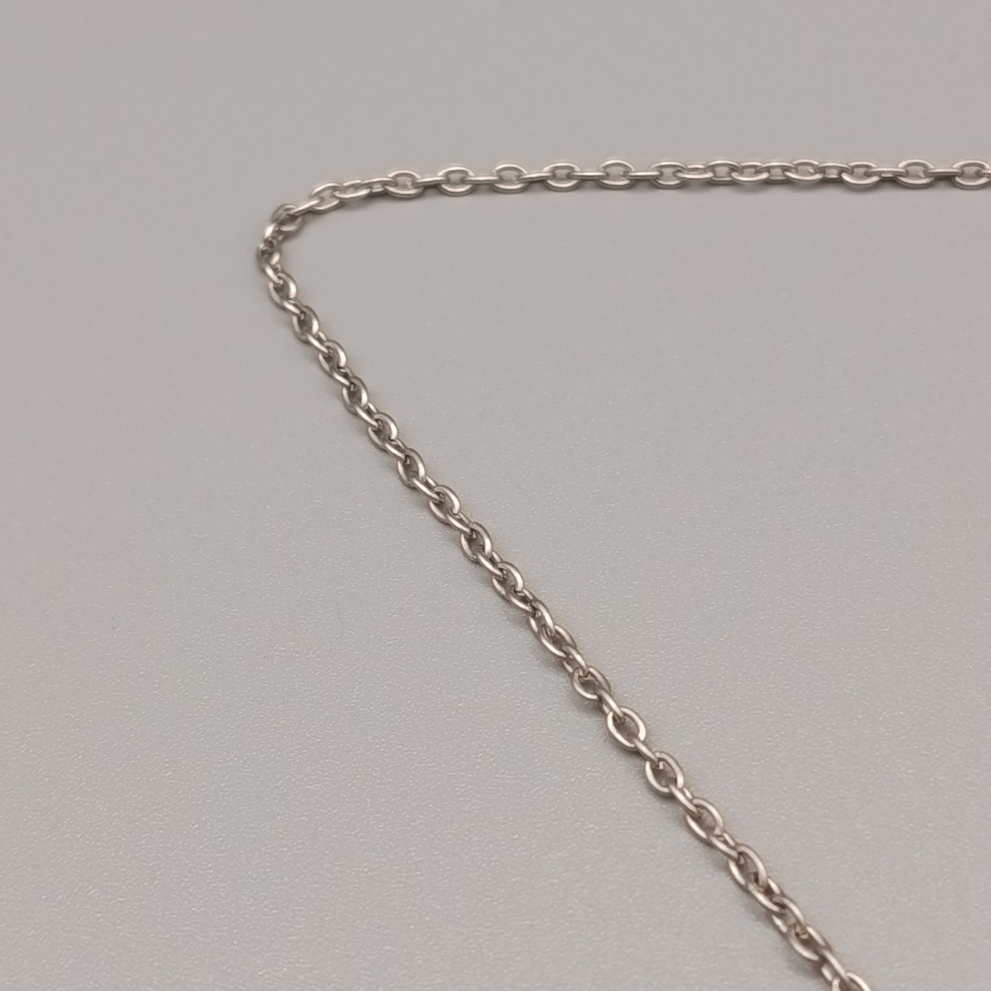 Elegante Halskette mit auffälligem türkisen Anhänger in Silberoptik