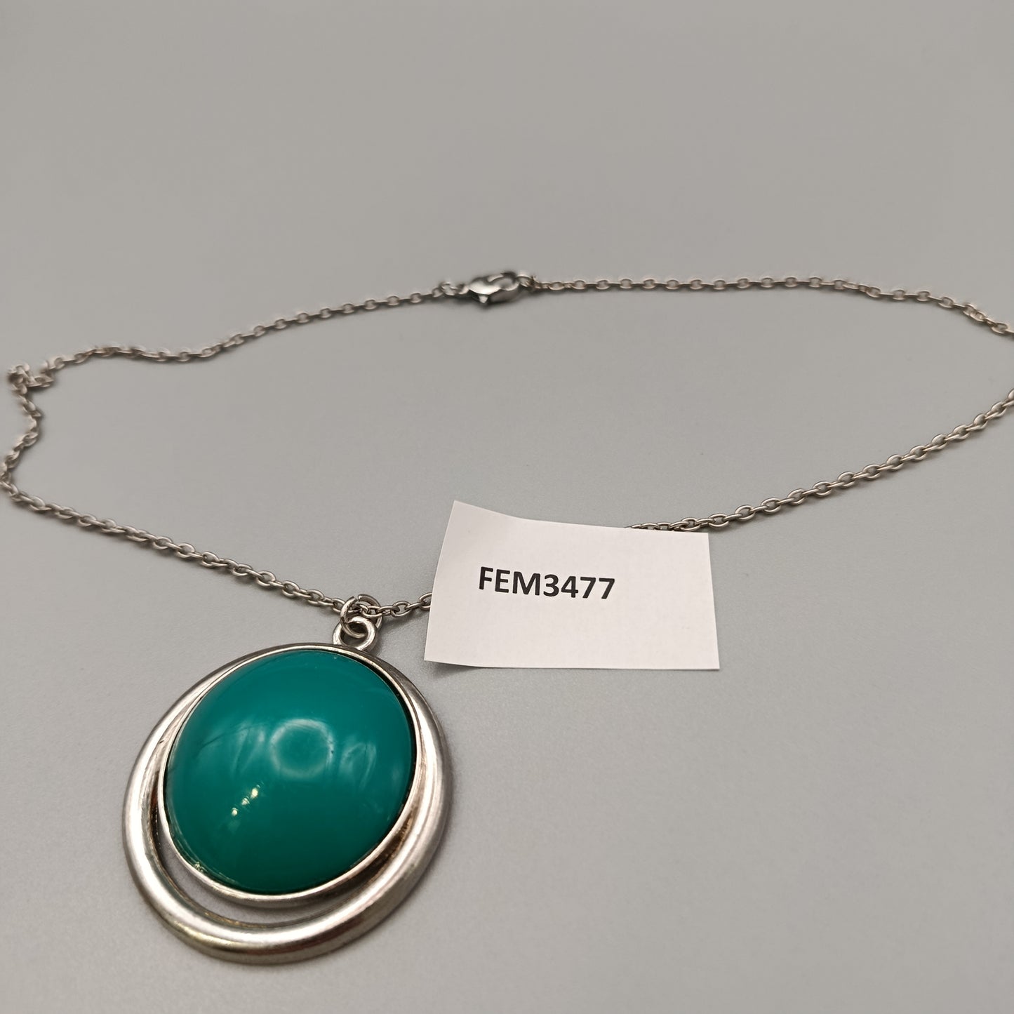 Elegante Halskette mit auffälligem türkisen Anhänger in Silberoptik