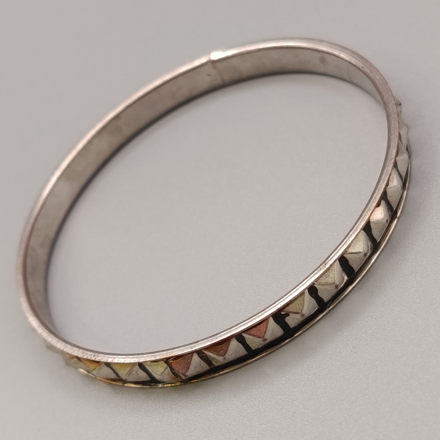 Eleganter Armreif – Klassisches Design in Silberoptik