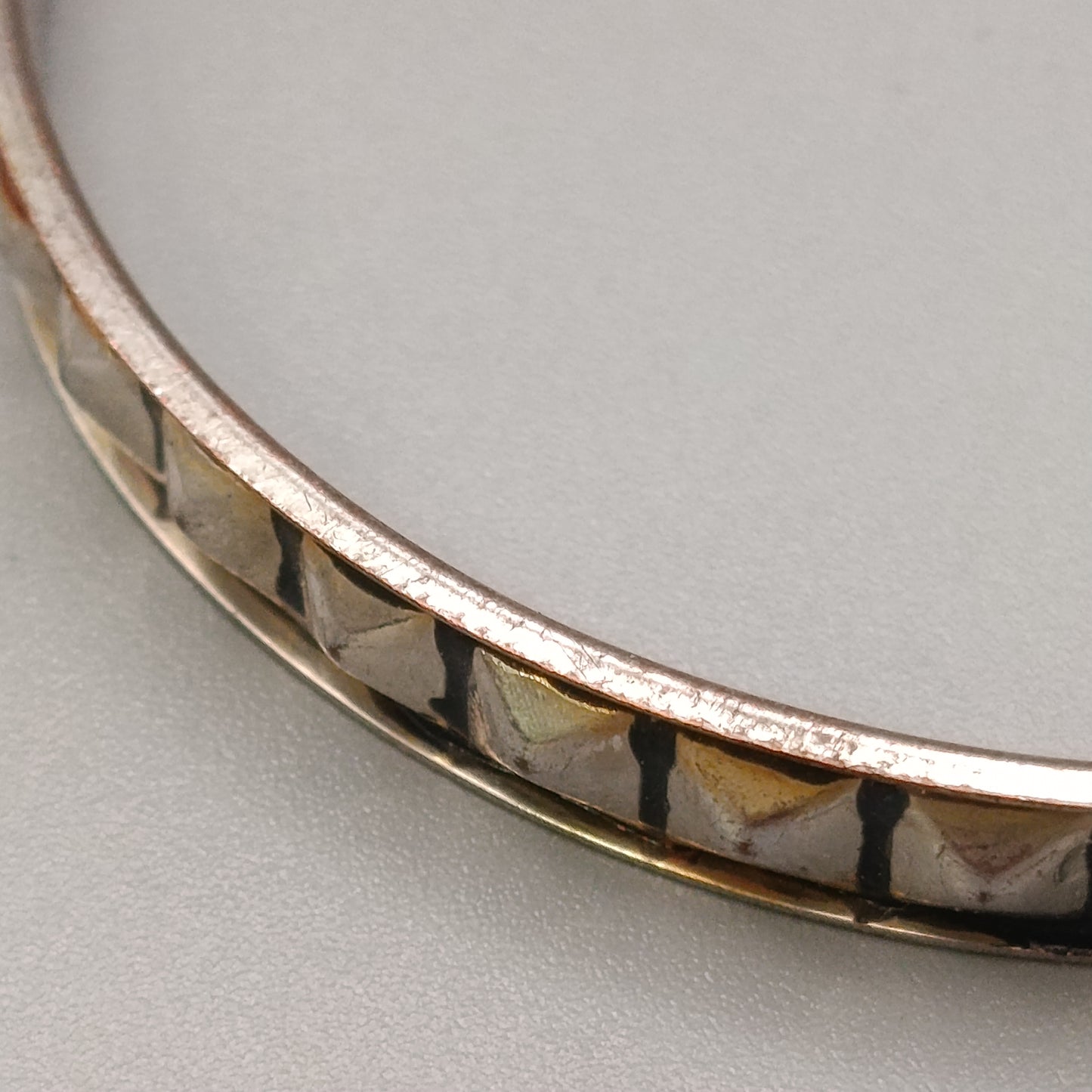 Eleganter Armreif – Klassisches Design in Silberoptik