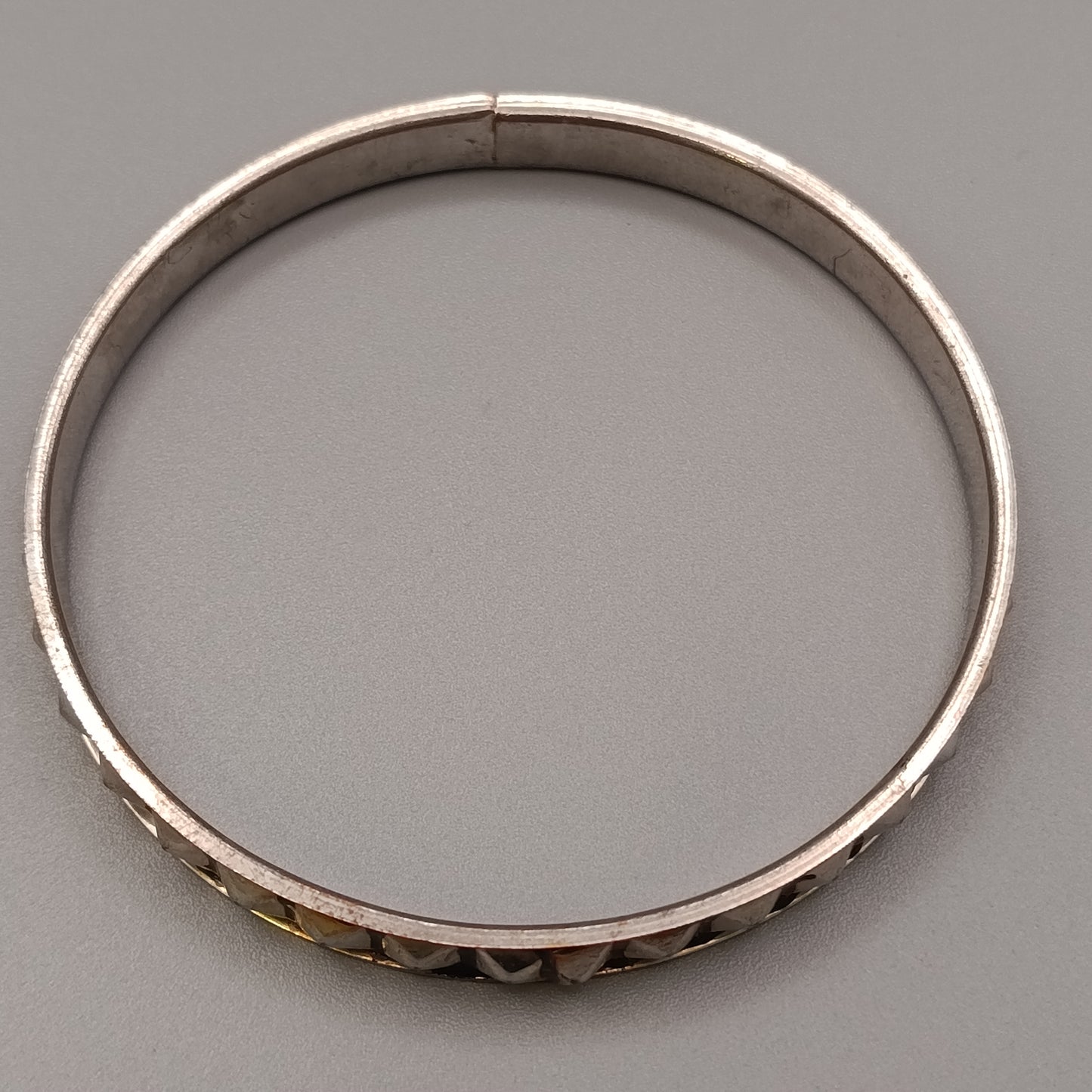 Eleganter Armreif – Klassisches Design in Silberoptik
