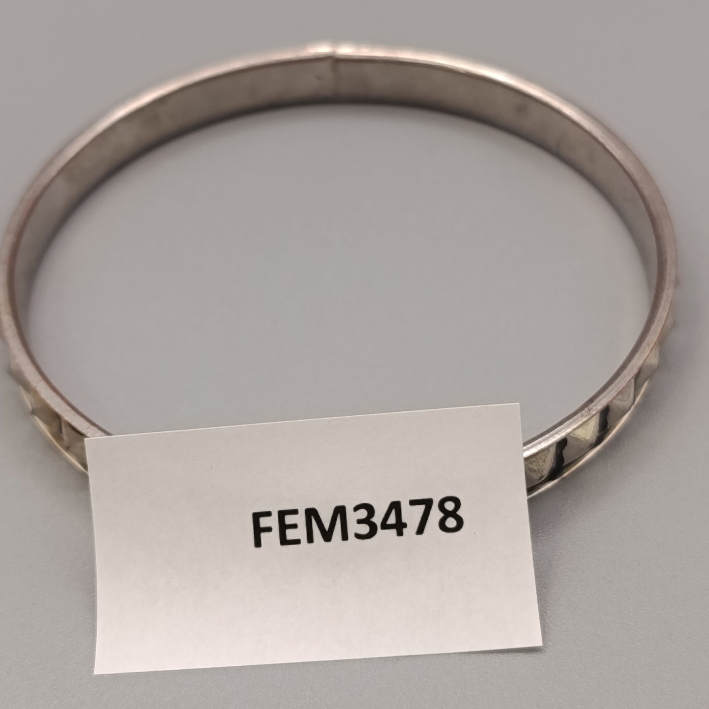 Eleganter Armreif – Klassisches Design in Silberoptik