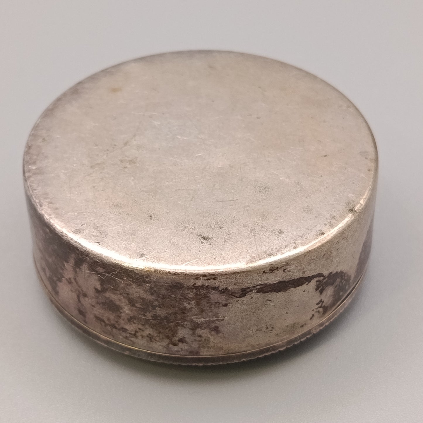 Antike Dose – Elegantes Design in Silberoptik mit Vergoldung