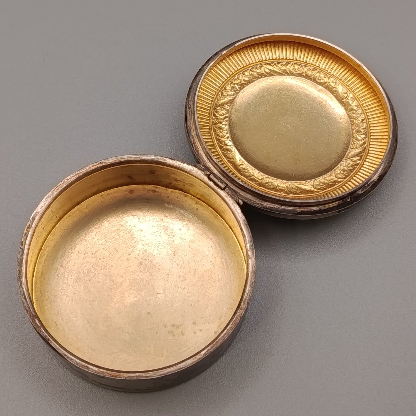 Antike Dose – Elegantes Design in Silberoptik mit Vergoldung