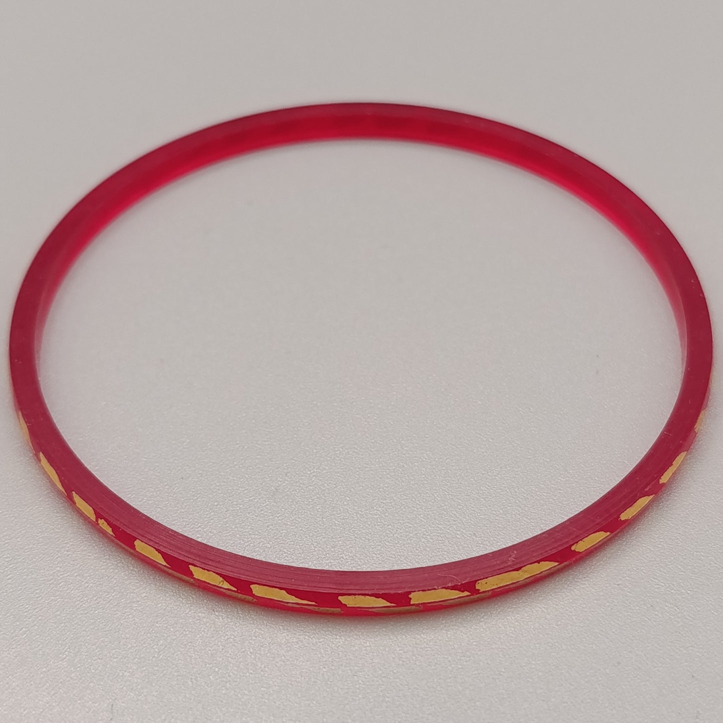 Eleganter Armreif – Schlichtes Design in Rot und Gold