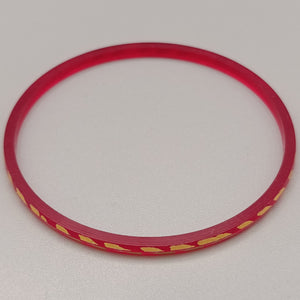 Eleganter Armreif – Schlichtes Design in Rot und Gold