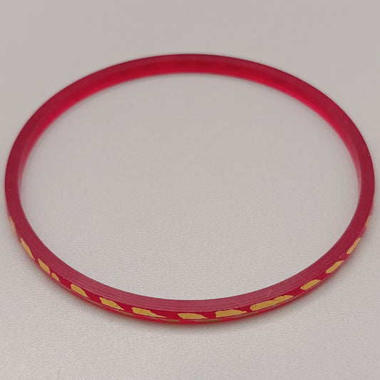 Eleganter Armreif – Schlichtes Design in Rot und Gold