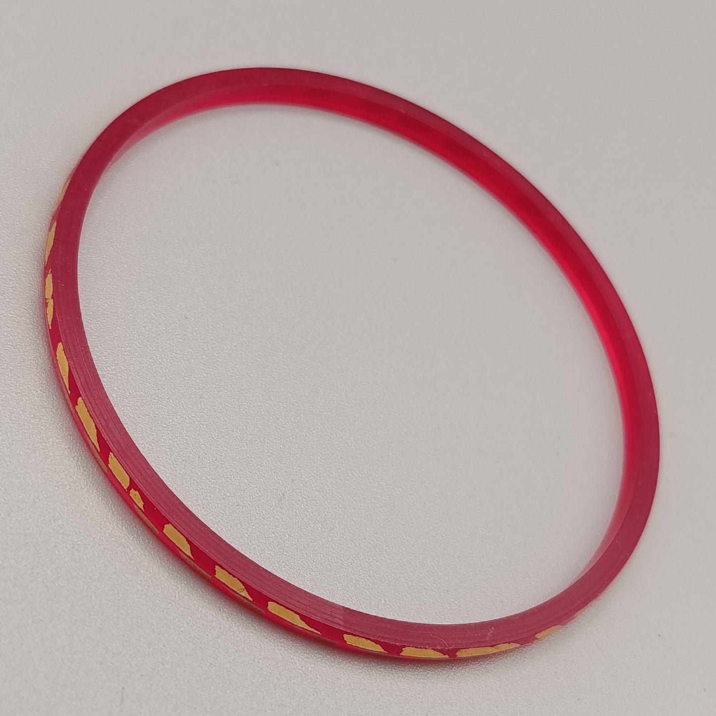 Eleganter Armreif – Schlichtes Design in Rot und Gold