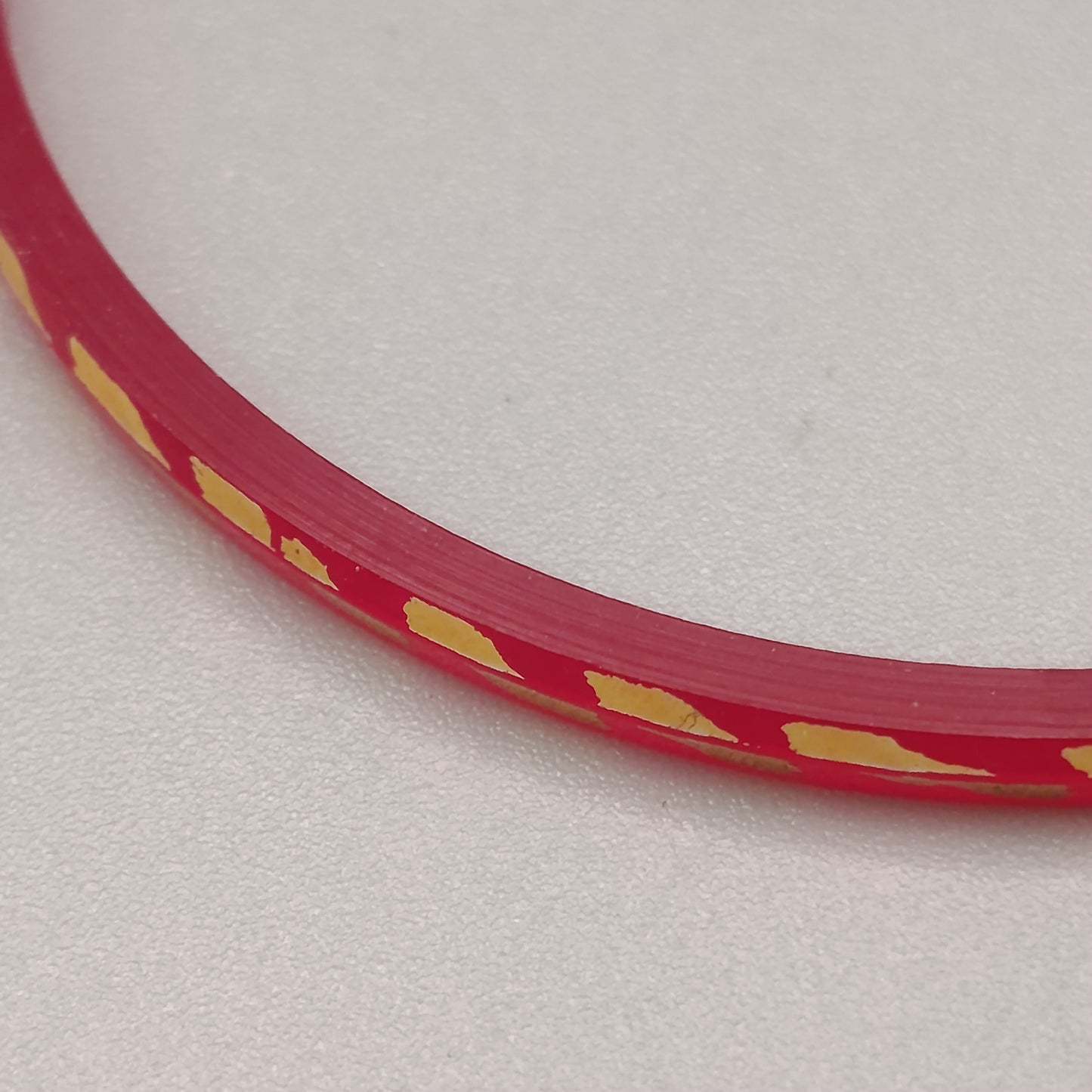 Eleganter Armreif – Schlichtes Design in Rot und Gold