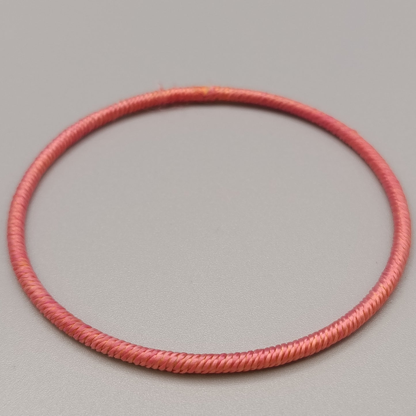 Eleganter Armreif – Schlichtes Design in Rosa