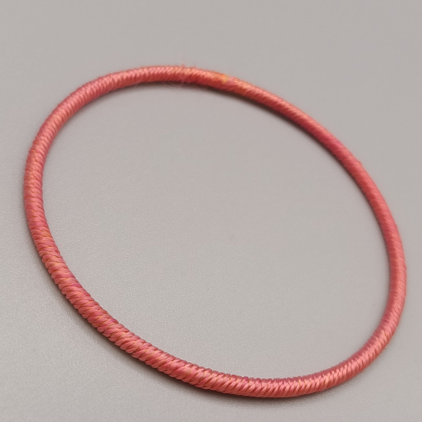 Eleganter Armreif – Schlichtes Design in Rosa