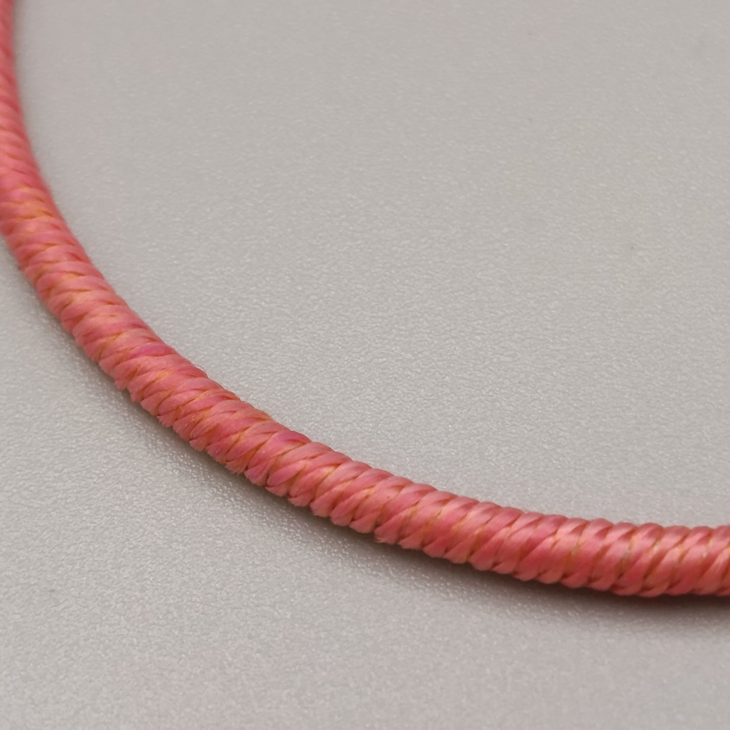 Eleganter Armreif – Schlichtes Design in Rosa