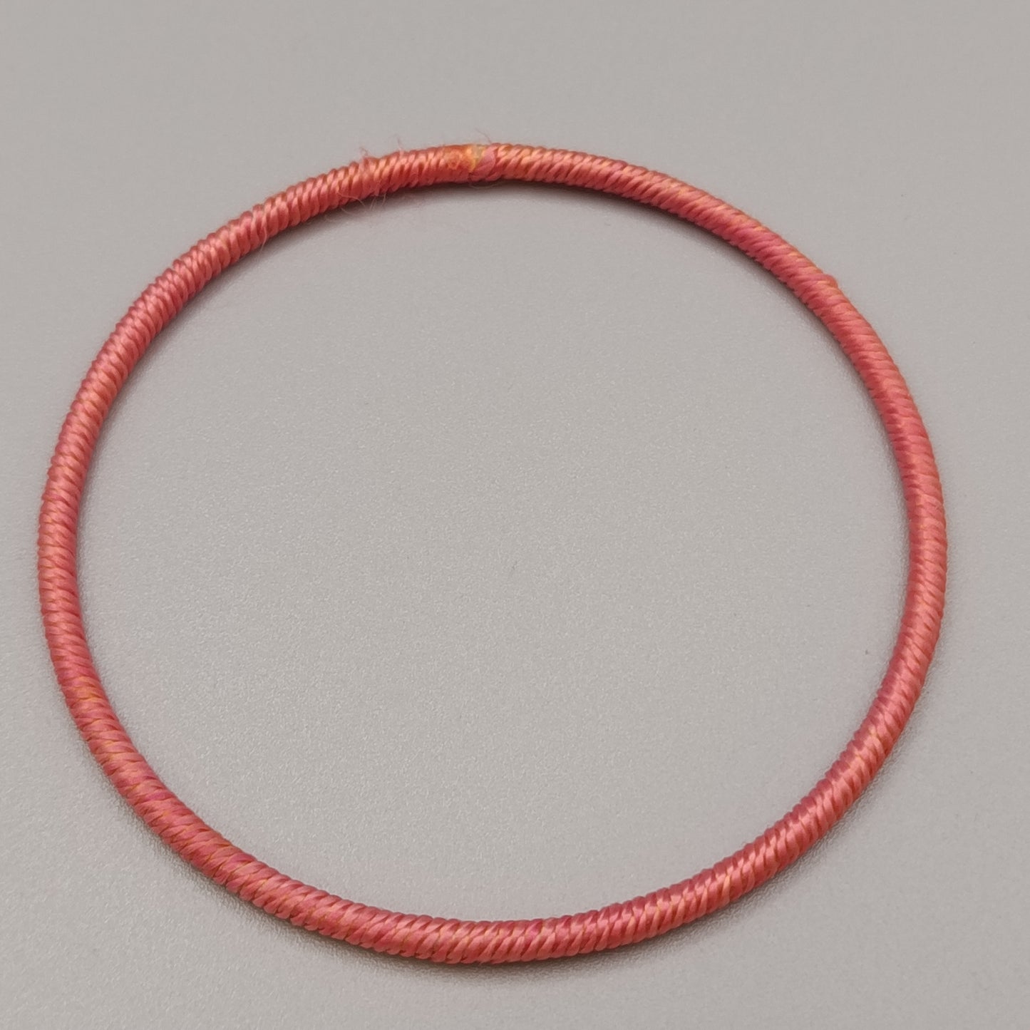 Eleganter Armreif – Schlichtes Design in Rosa
