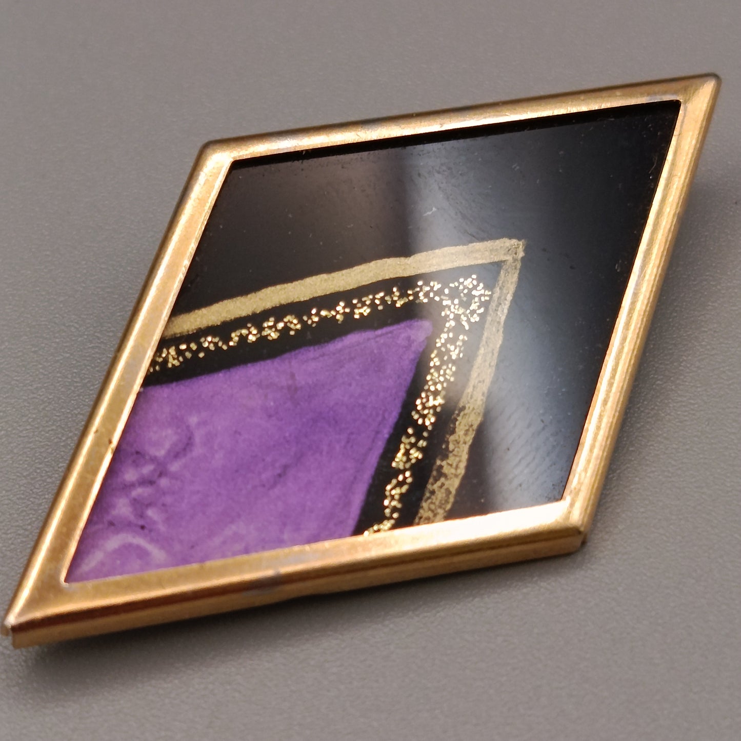 Elegante Brosche – Geometrisches Design in Gold, Schwarz und Lila
