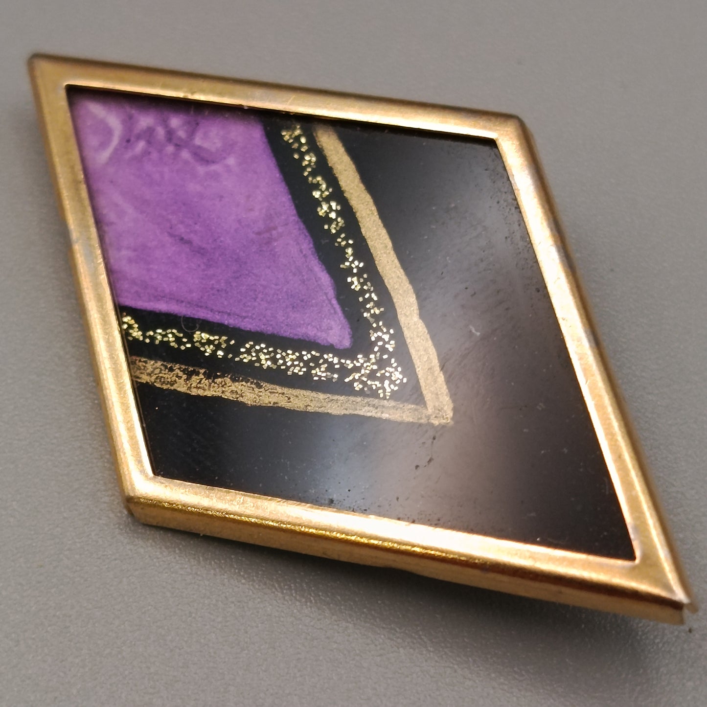 Elegante Brosche – Geometrisches Design in Gold, Schwarz und Lila