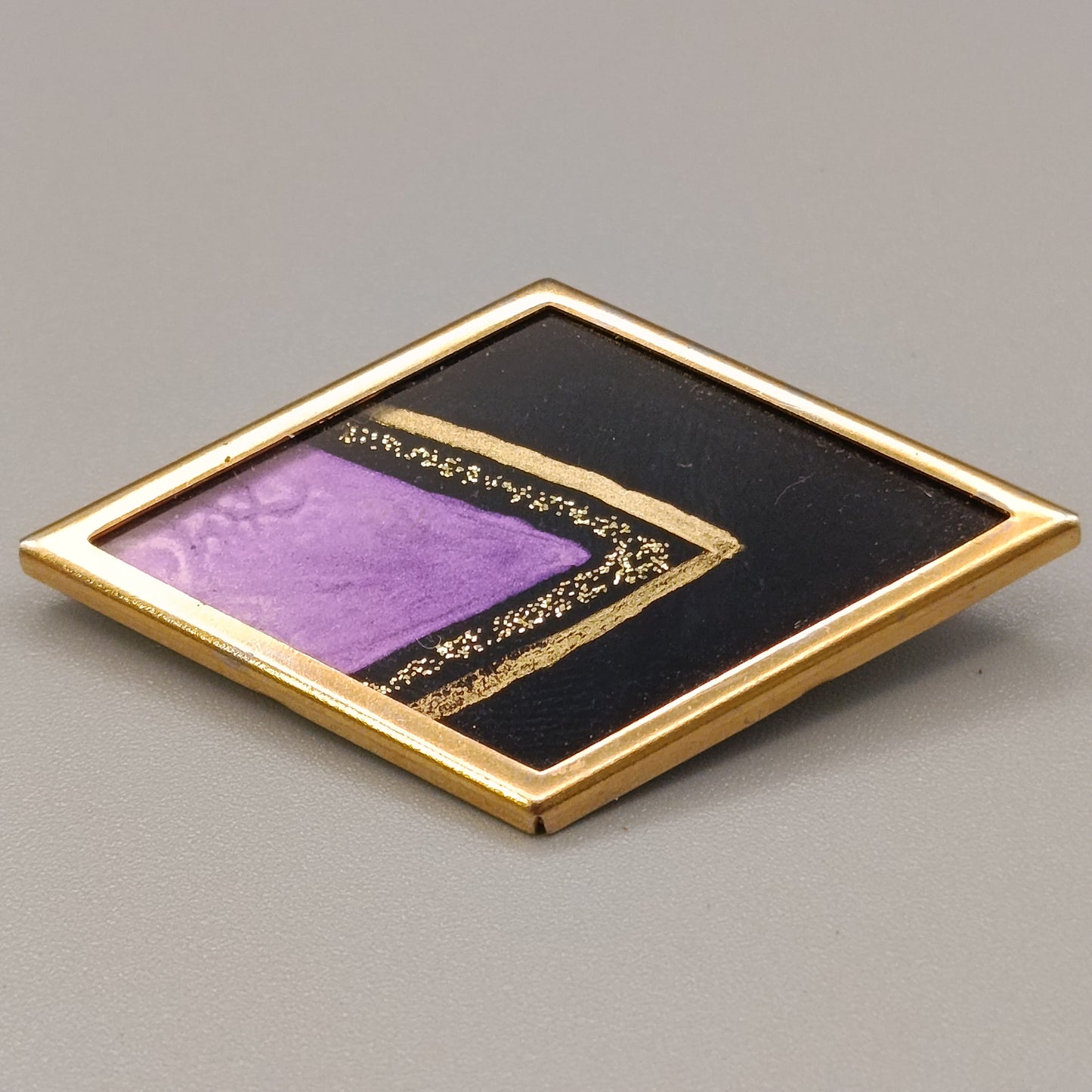 Elegante Brosche – Geometrisches Design in Gold, Schwarz und Lila