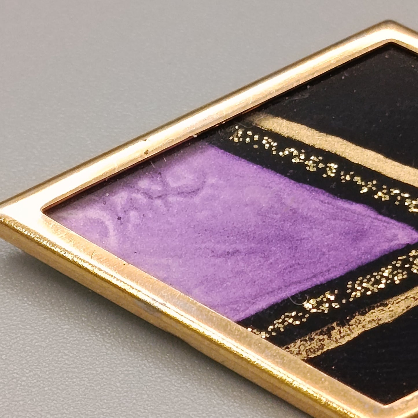 Elegante Brosche – Geometrisches Design in Gold, Schwarz und Lila