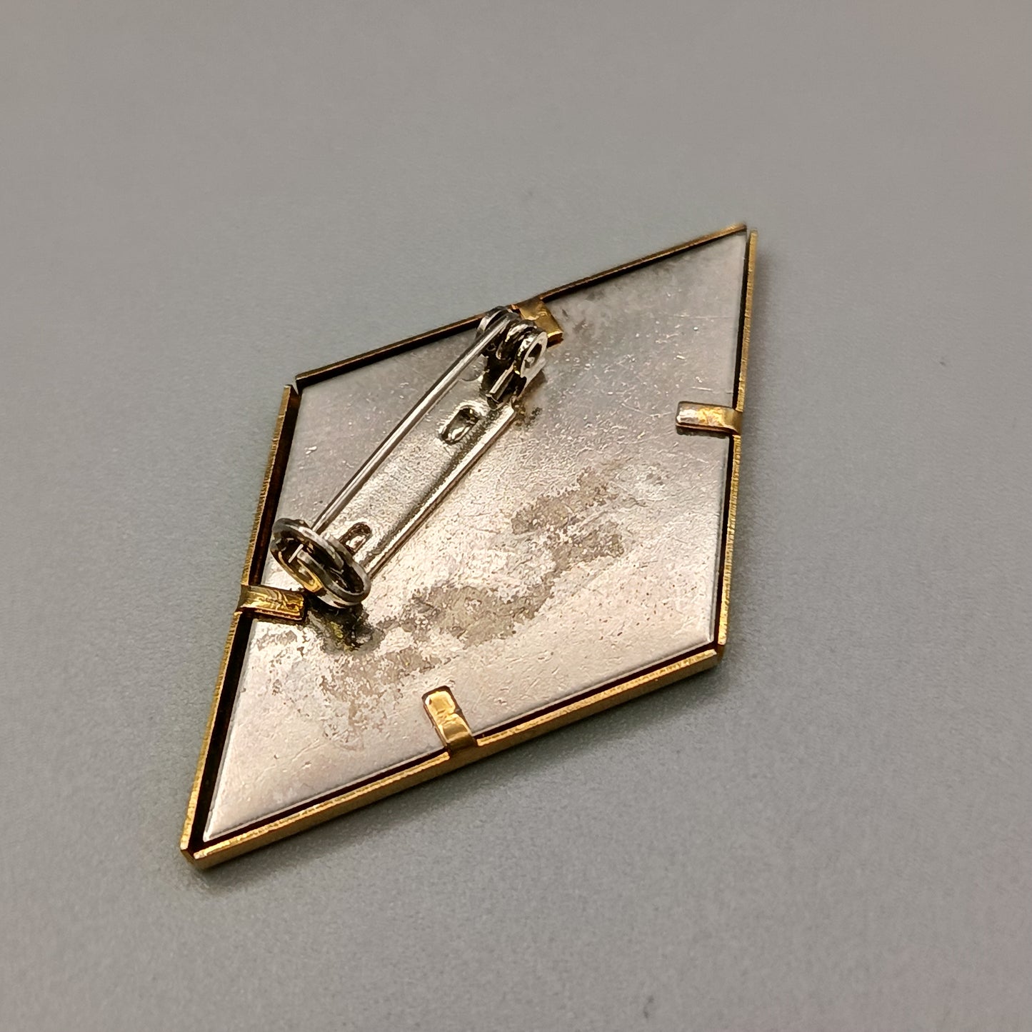 Elegante Brosche – Geometrisches Design in Gold, Schwarz und Lila