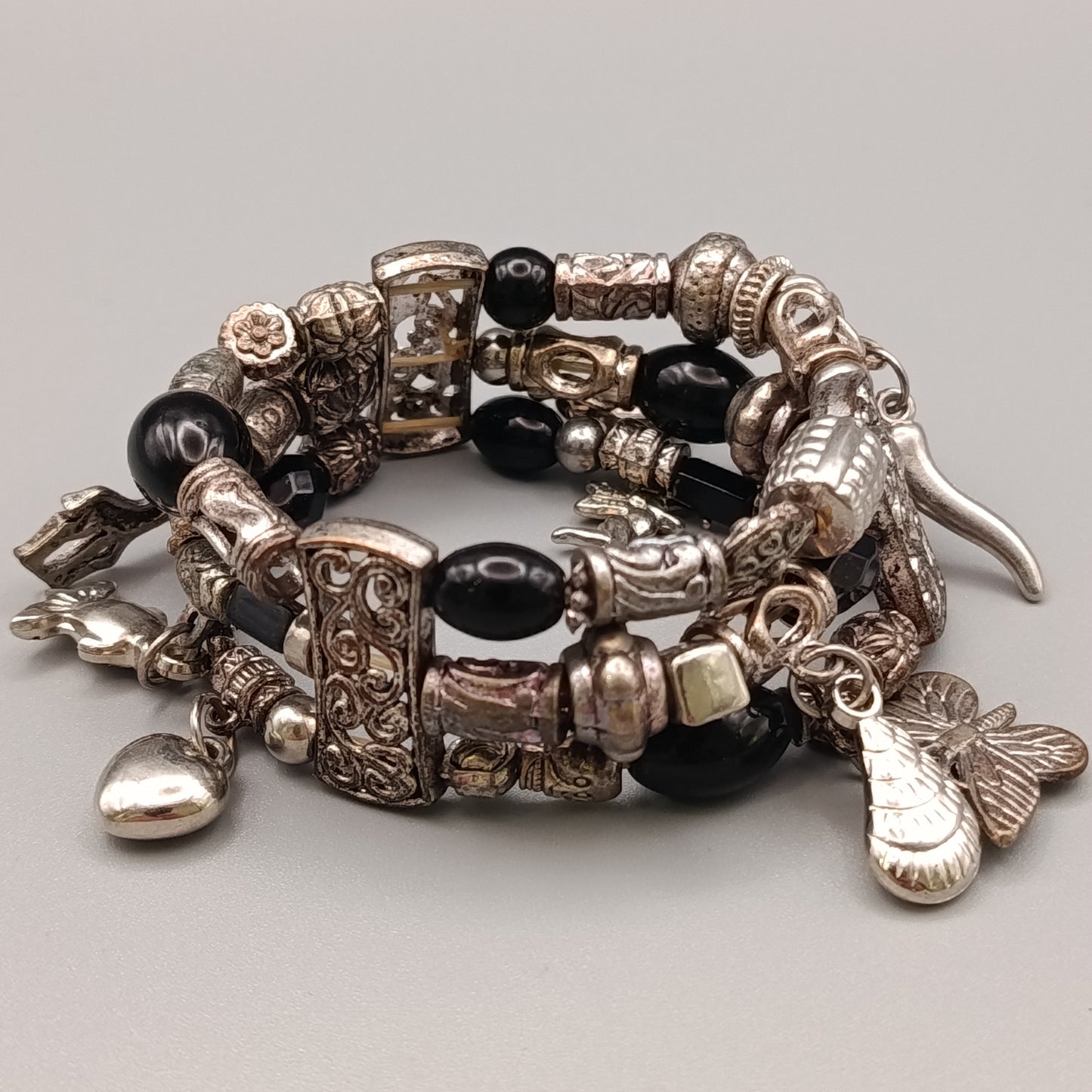 Elegantes mehrreihiges Armband – Silberfarbenes Design