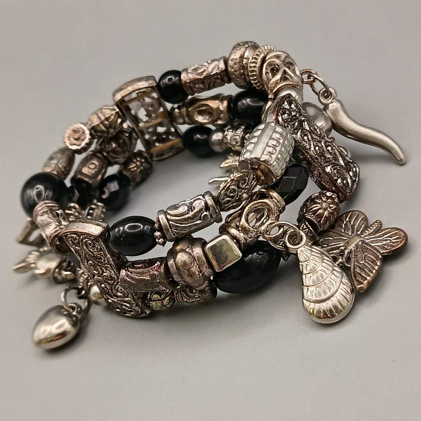 Elegantes mehrreihiges Armband – Silberfarbenes Design