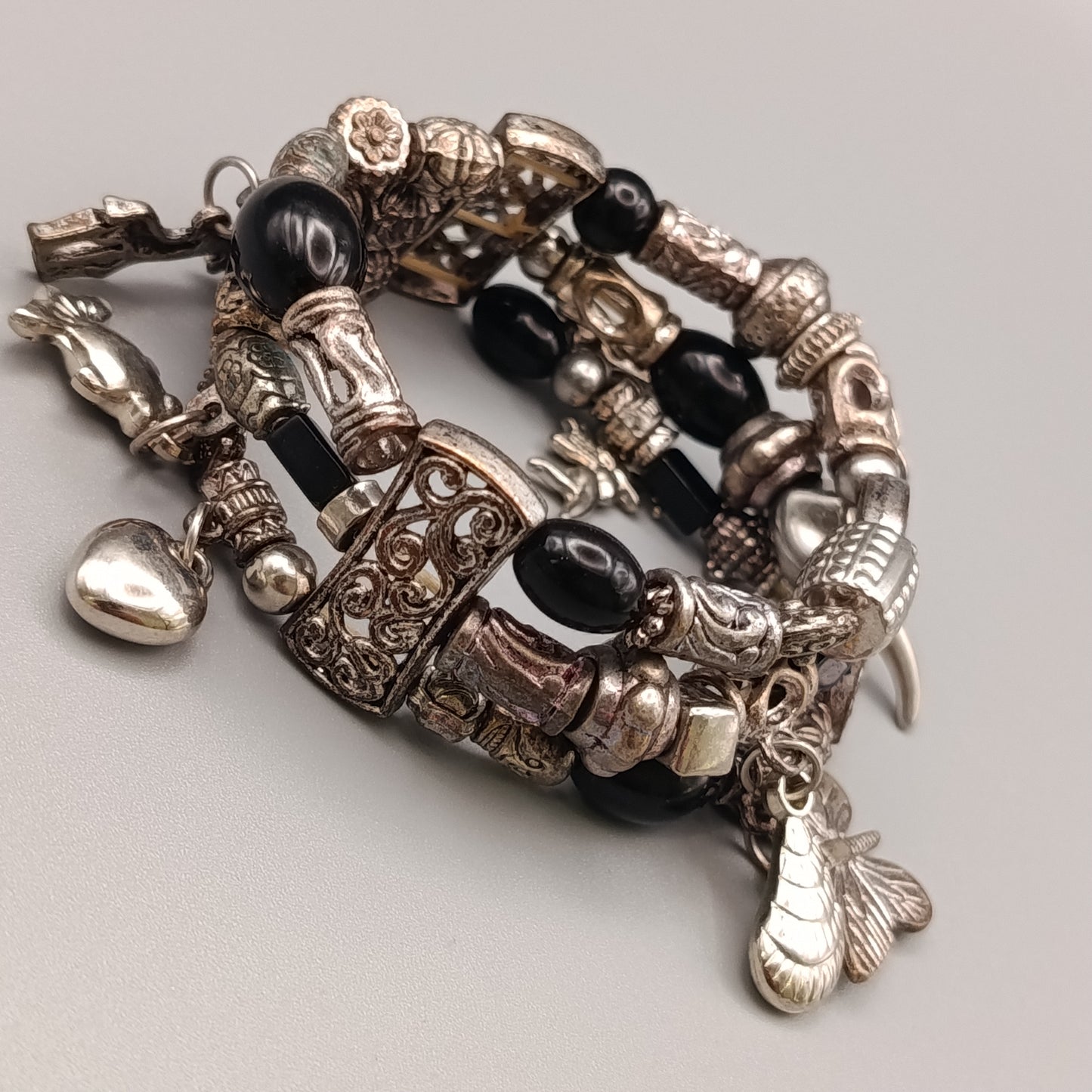 Elegantes mehrreihiges Armband – Silberfarbenes Design