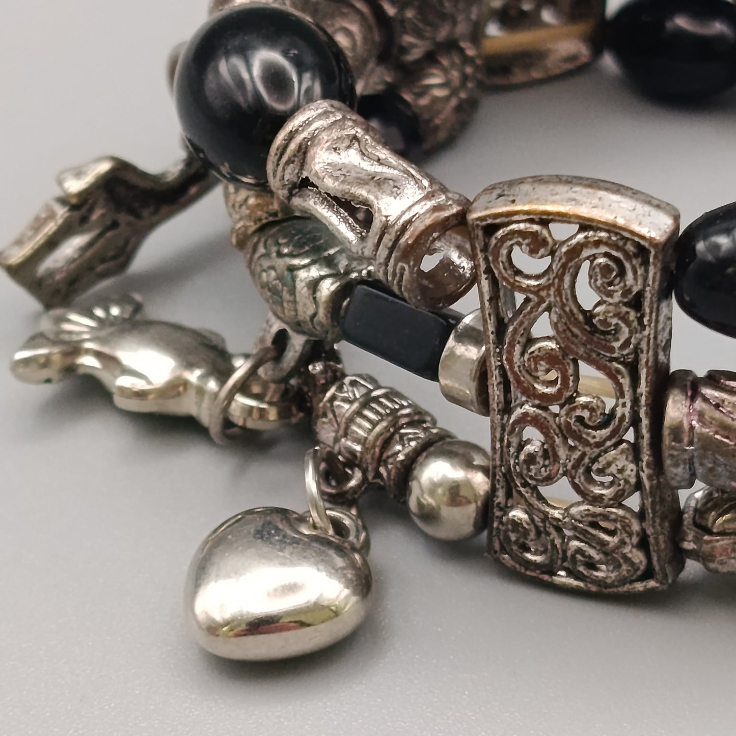 Elegantes mehrreihiges Armband – Silberfarbenes Design