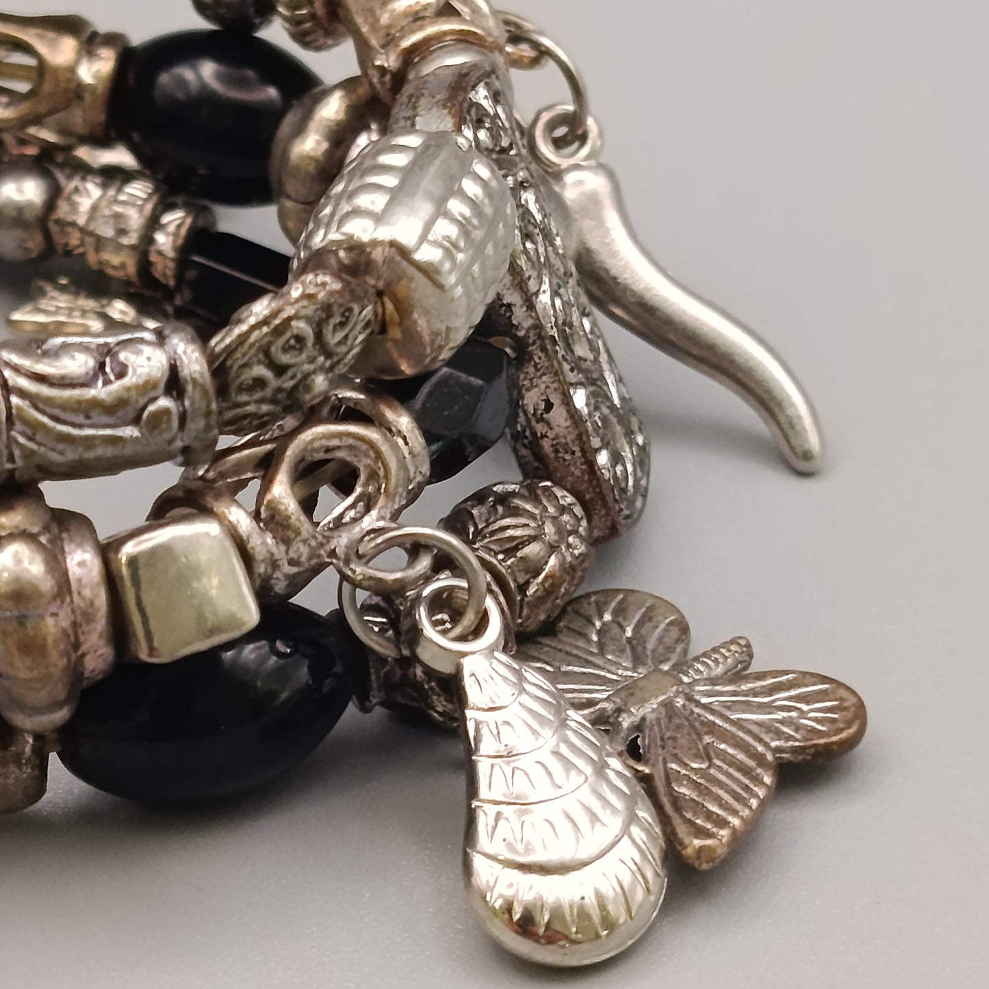 Elegantes mehrreihiges Armband – Silberfarbenes Design