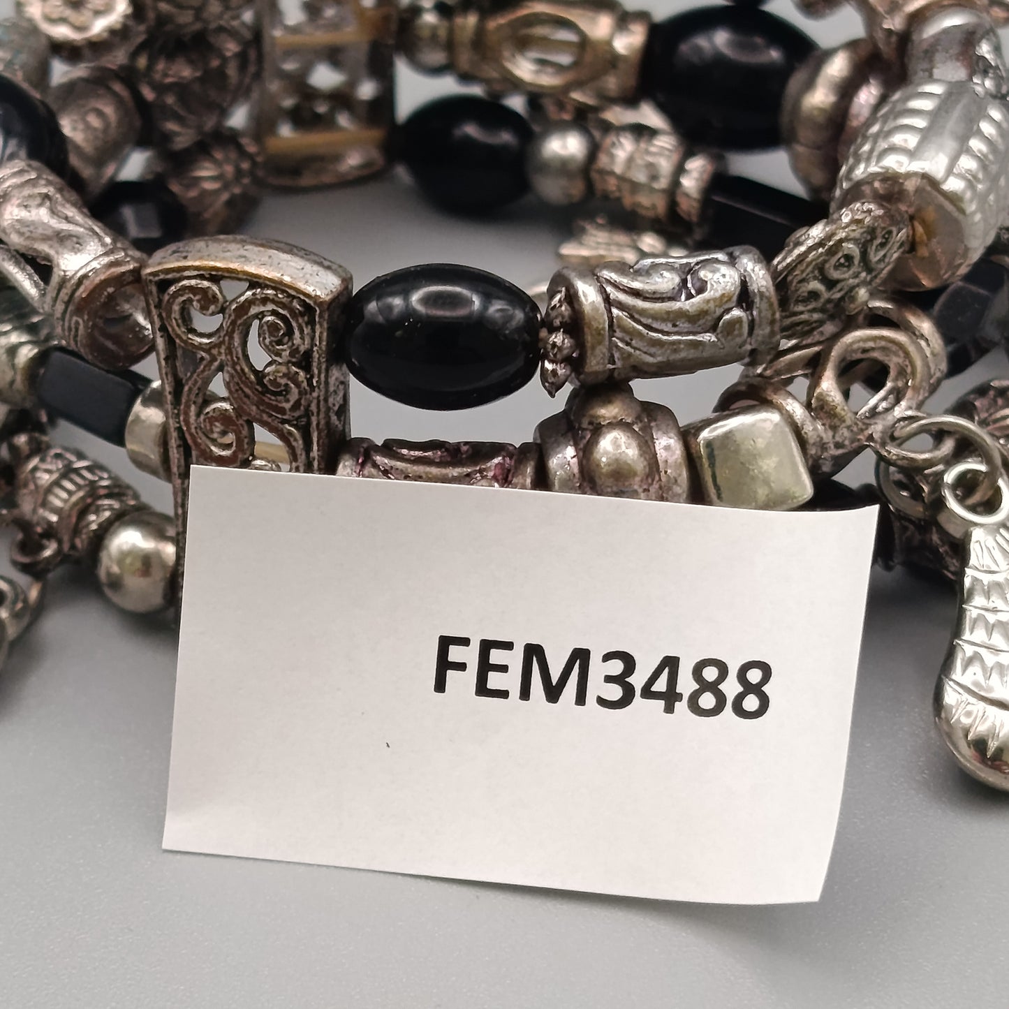Elegantes mehrreihiges Armband – Silberfarbenes Design