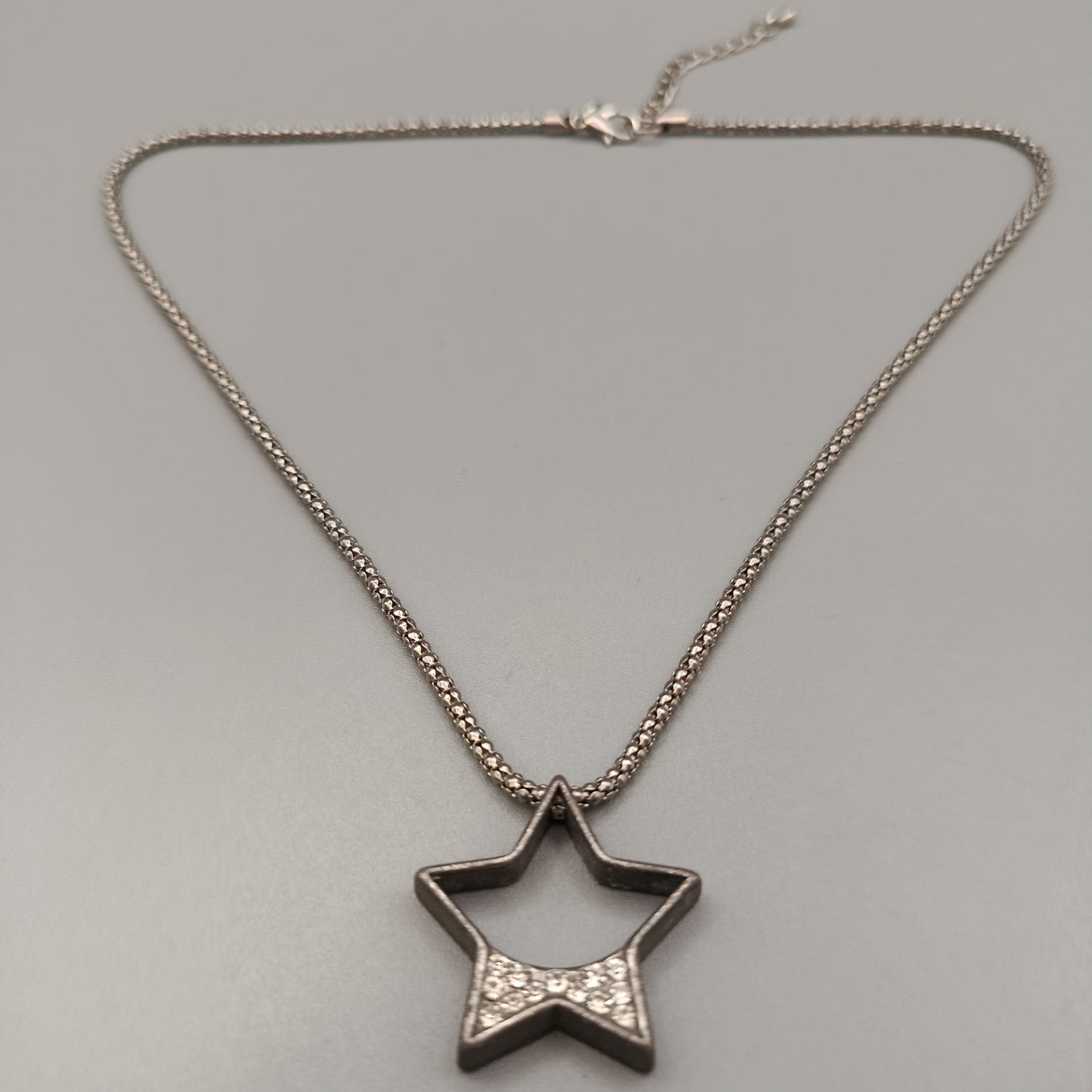 Elegante Halskette mit Stern Anhänger – Silberfarbenes Design