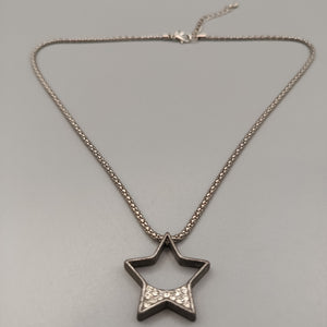 Elegante Halskette mit Stern Anhänger – Silberfarbenes Design