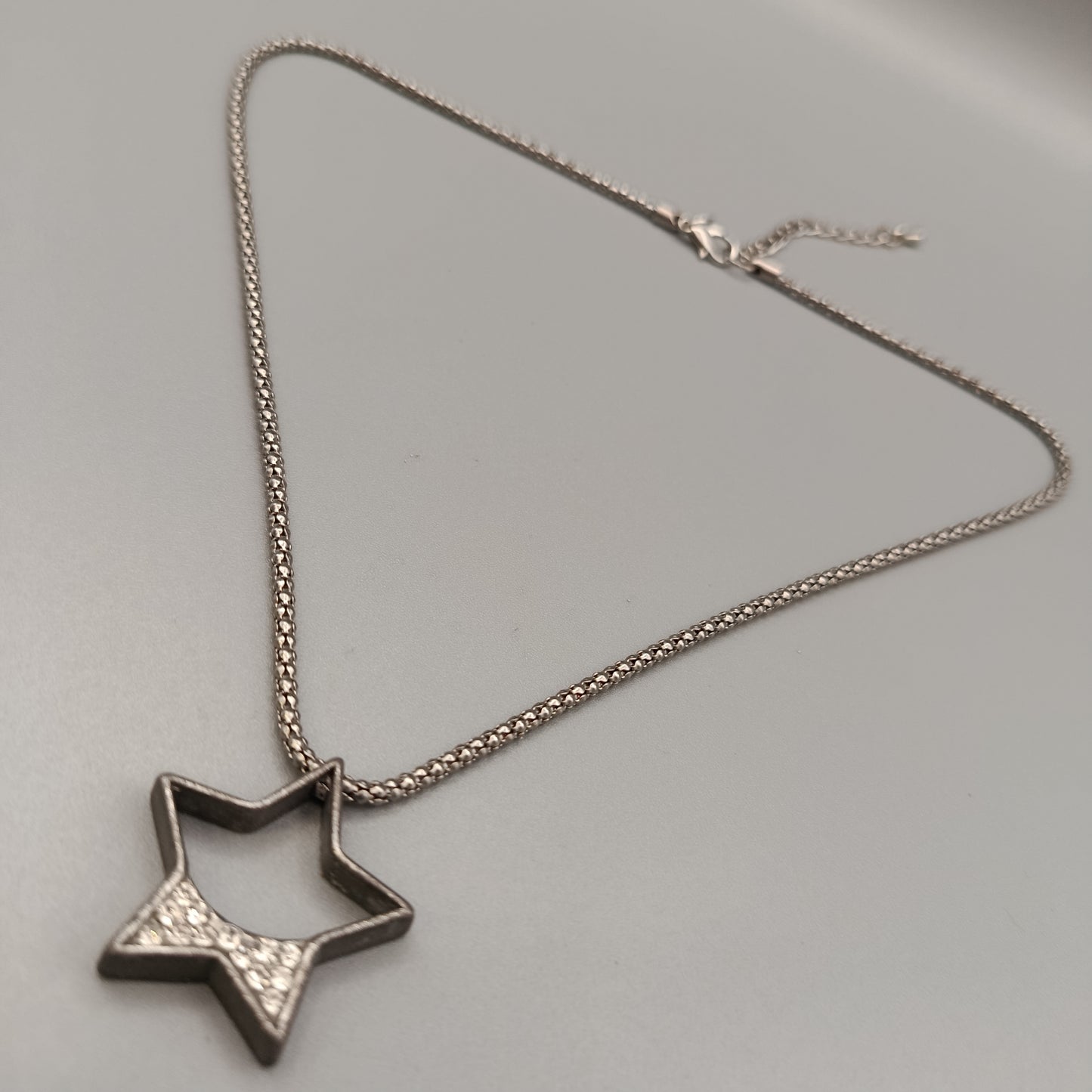 Elegante Halskette mit Stern Anhänger – Silberfarbenes Design