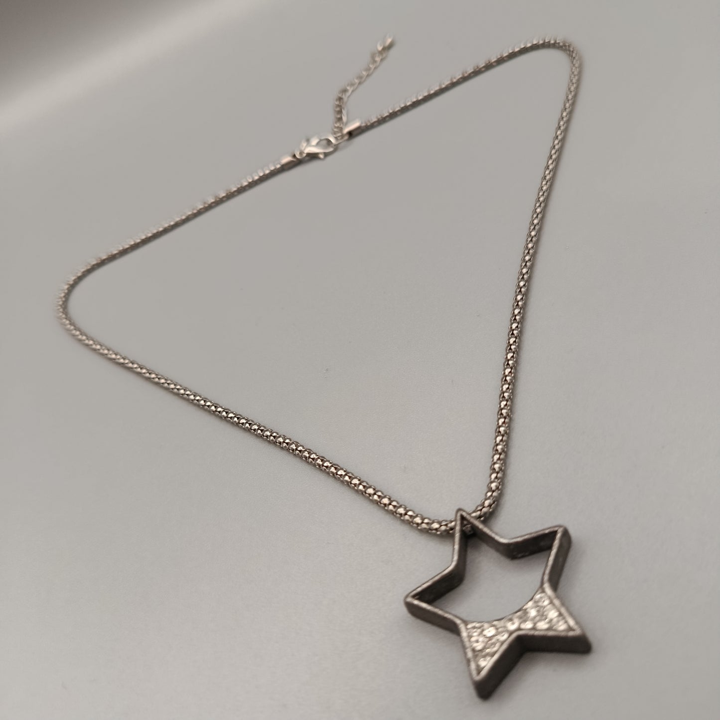 Elegante Halskette mit Stern Anhänger – Silberfarbenes Design